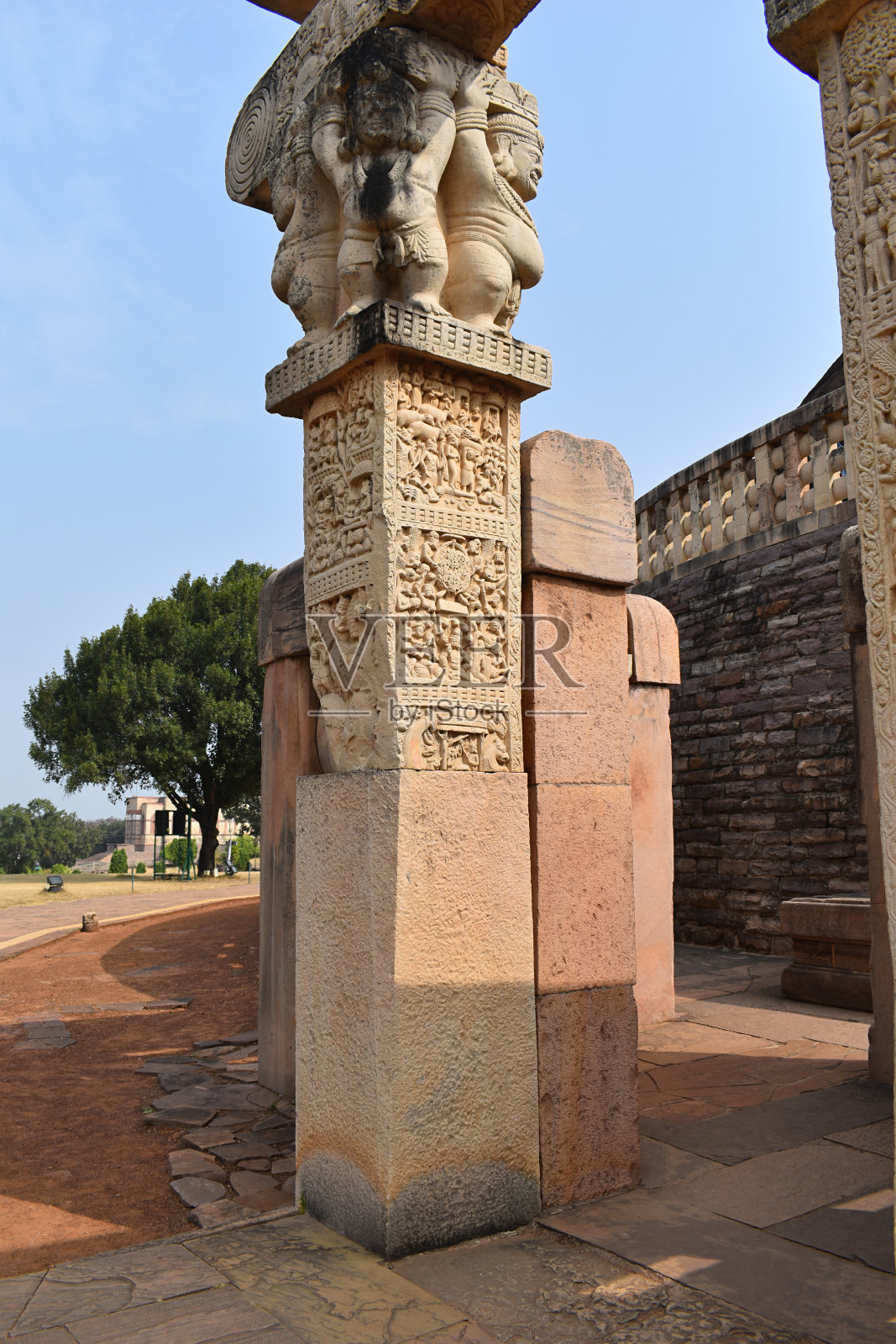 西门一号塔，左柱内板1尊本高和板2慕查林达本高照片摄影图片