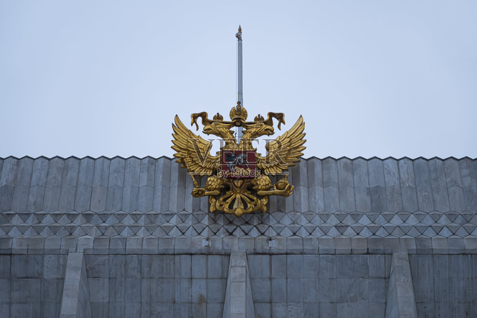 克里姆林宫国会大厦正面的俄罗斯联邦盾形纹章照片摄影图片