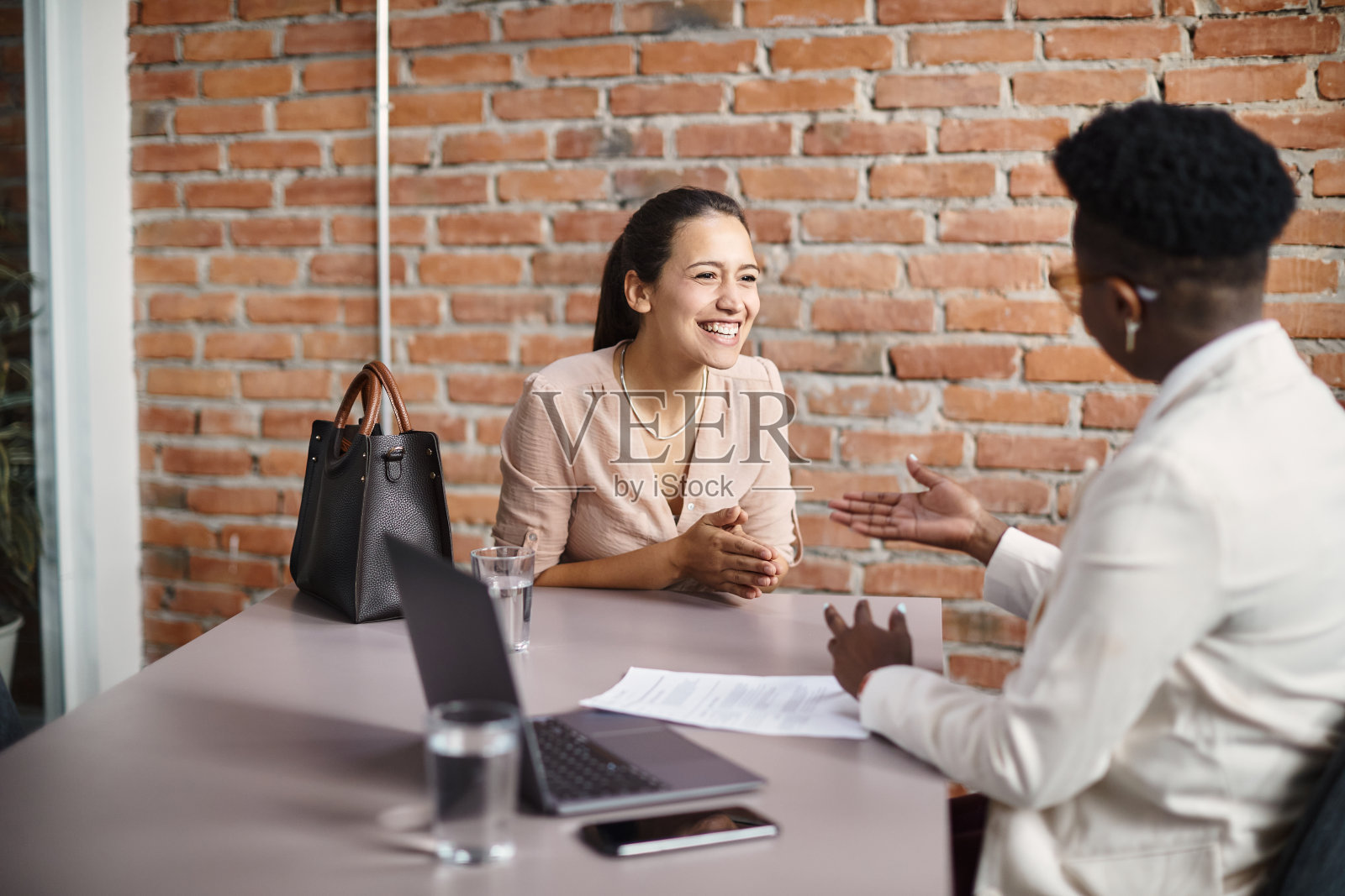 快乐的女人和人力资源经理在办公室面试。照片摄影图片