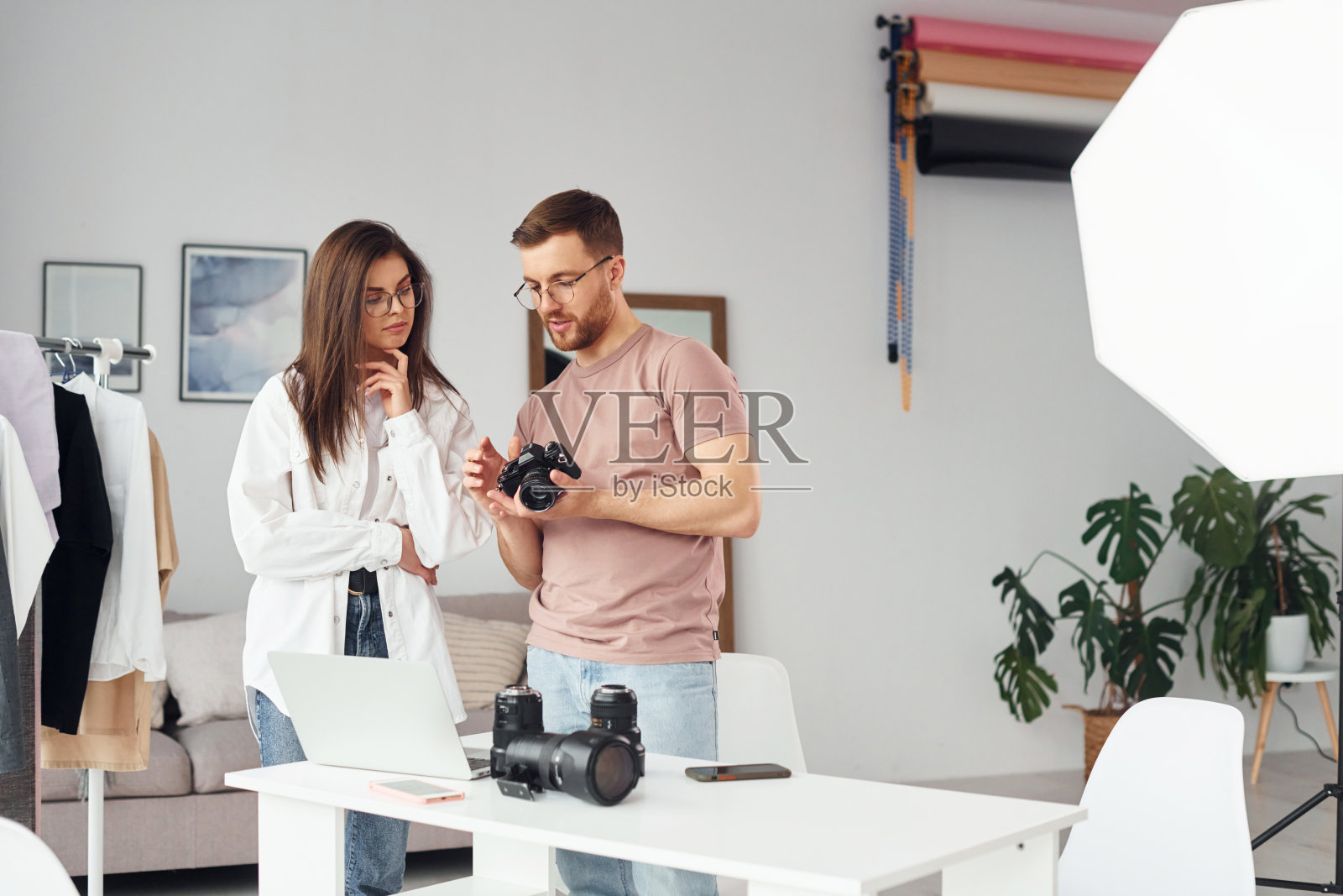 摄影师白天在室内工作室工作照片摄影图片