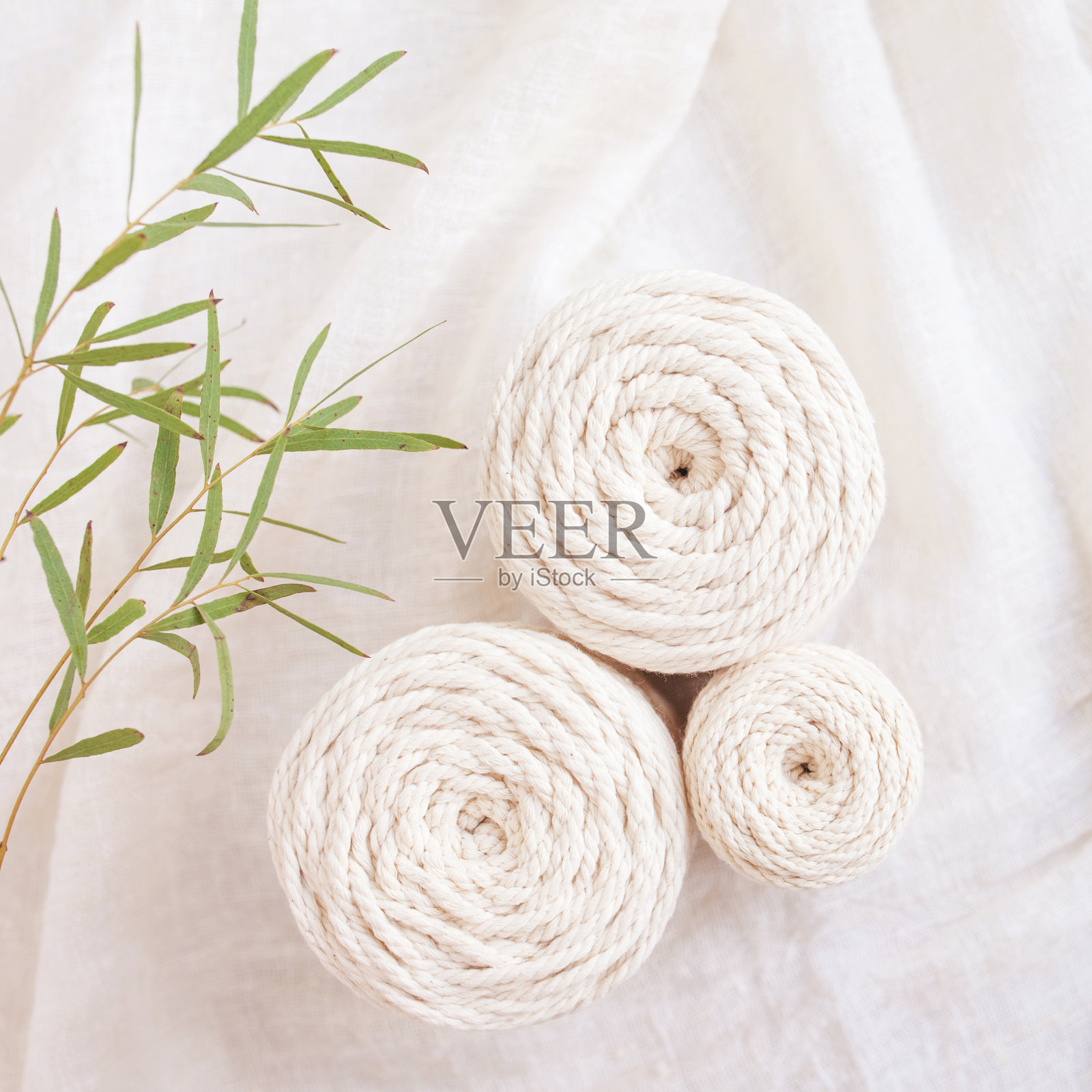 手工编织编织和棉线。形象良好的流线和手工艺品横幅和广告。前视图。近距离照片摄影图片