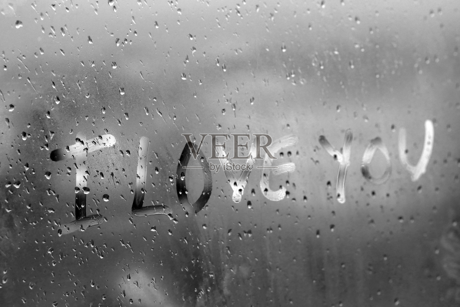 雾玻璃上写着"我爱你"照片摄影图片