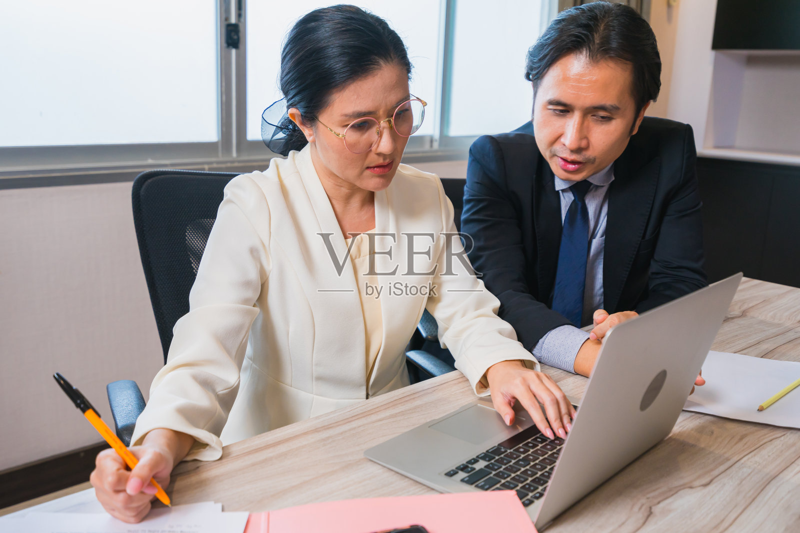 年轻的男女工人在商业团队中一起工作照片摄影图片