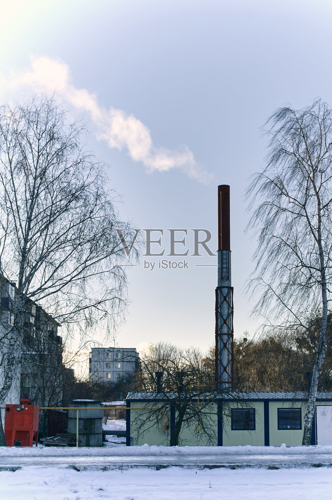 为住宅供暖的小锅炉房的建筑，你可以清楚地看到烟从管道出来照片摄影图片