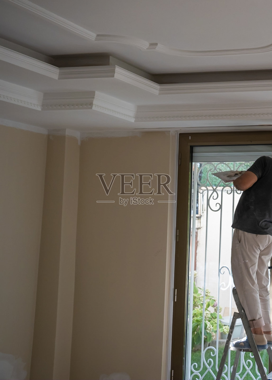 人们正在整修和粉刷墙壁照片摄影图片