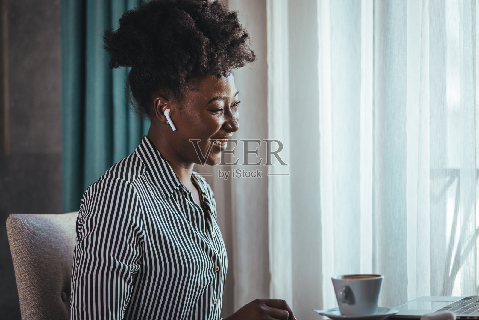 保持社交距离和电话会议照片摄影图片