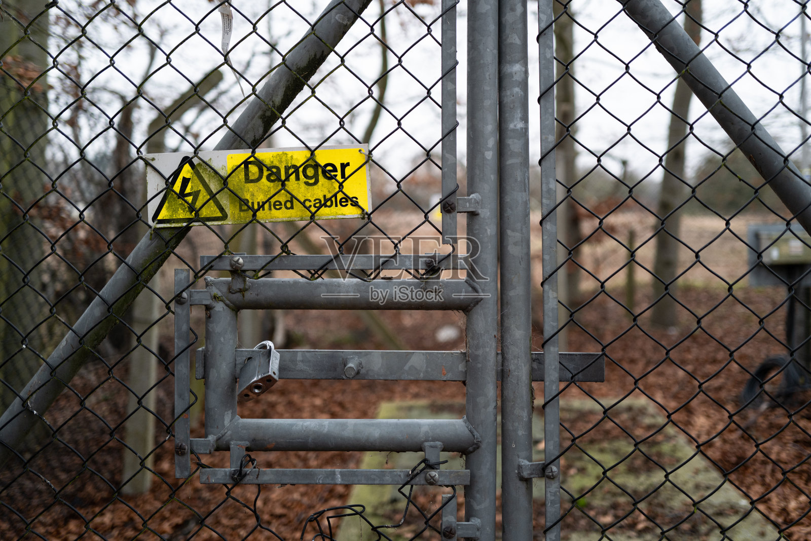 常见危险标志，见附在远程发电变压器。照片摄影图片