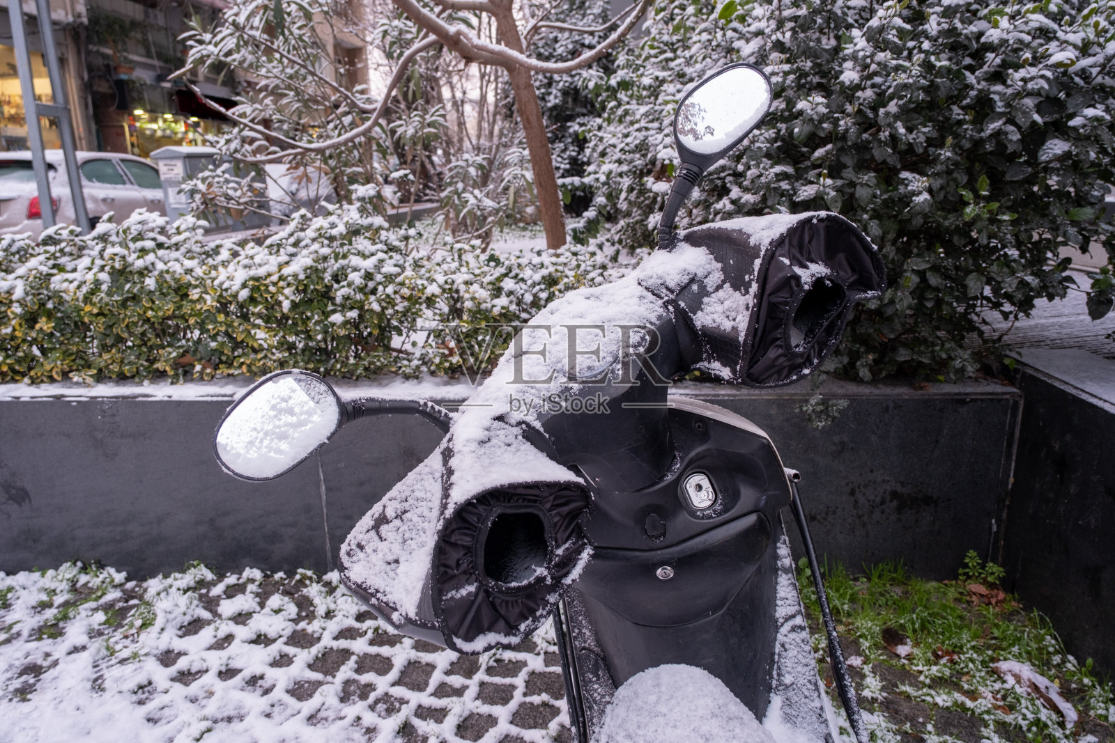 冬季摩托车转向角度和车轮被雪覆盖照片摄影图片