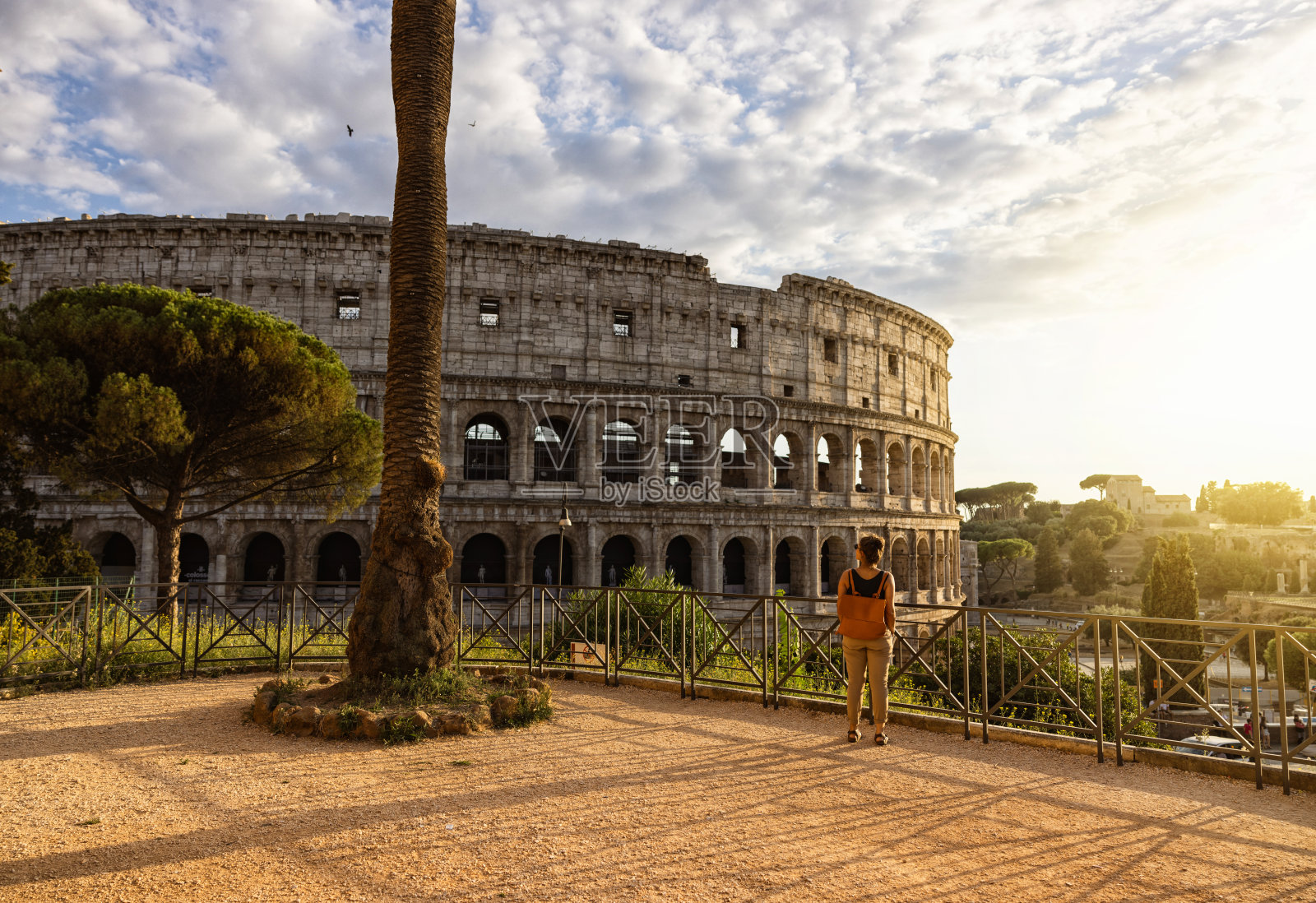 罗马竞技场旁的女游客:在意大利度假照片摄影图片