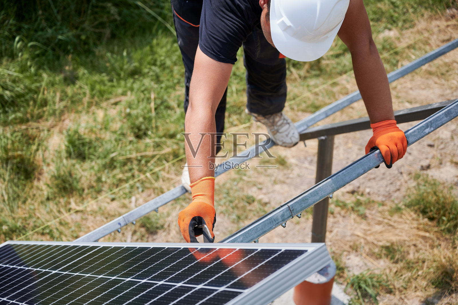 男工人在户外安装光伏太阳能电池板系统。照片摄影图片