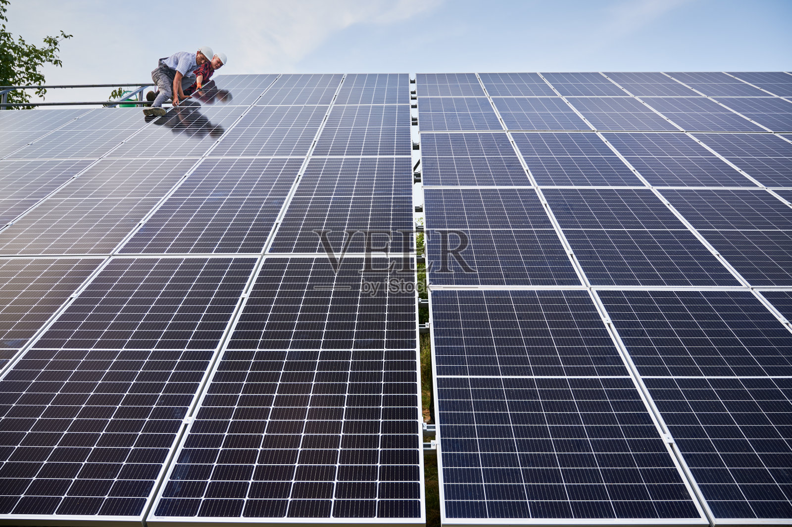 安装光伏太阳能电池板系统的工人照片摄影图片