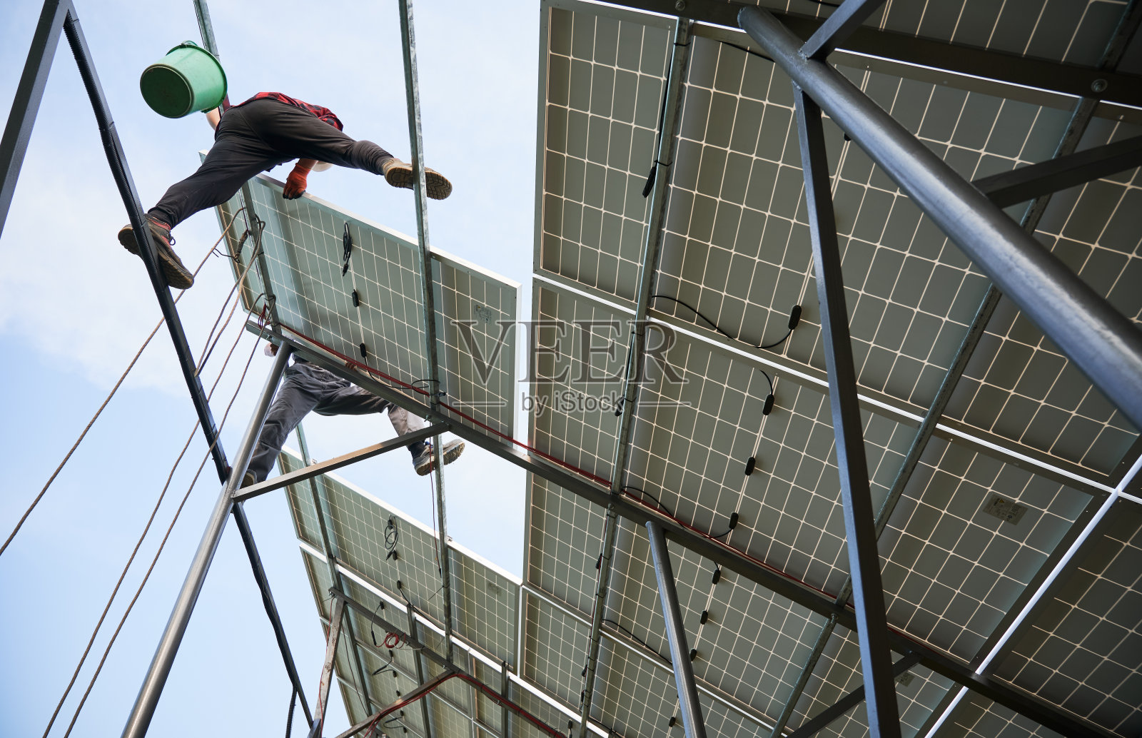 安装光伏太阳能电池板系统的工人照片摄影图片