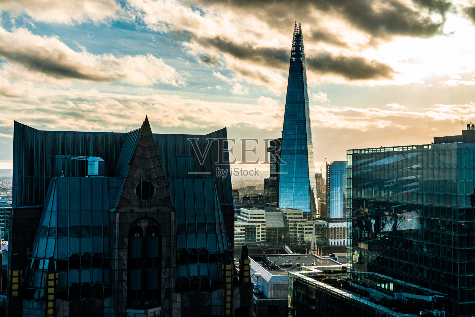 伦敦与碎片和泰晤士河的鸟瞰图照片摄影图片