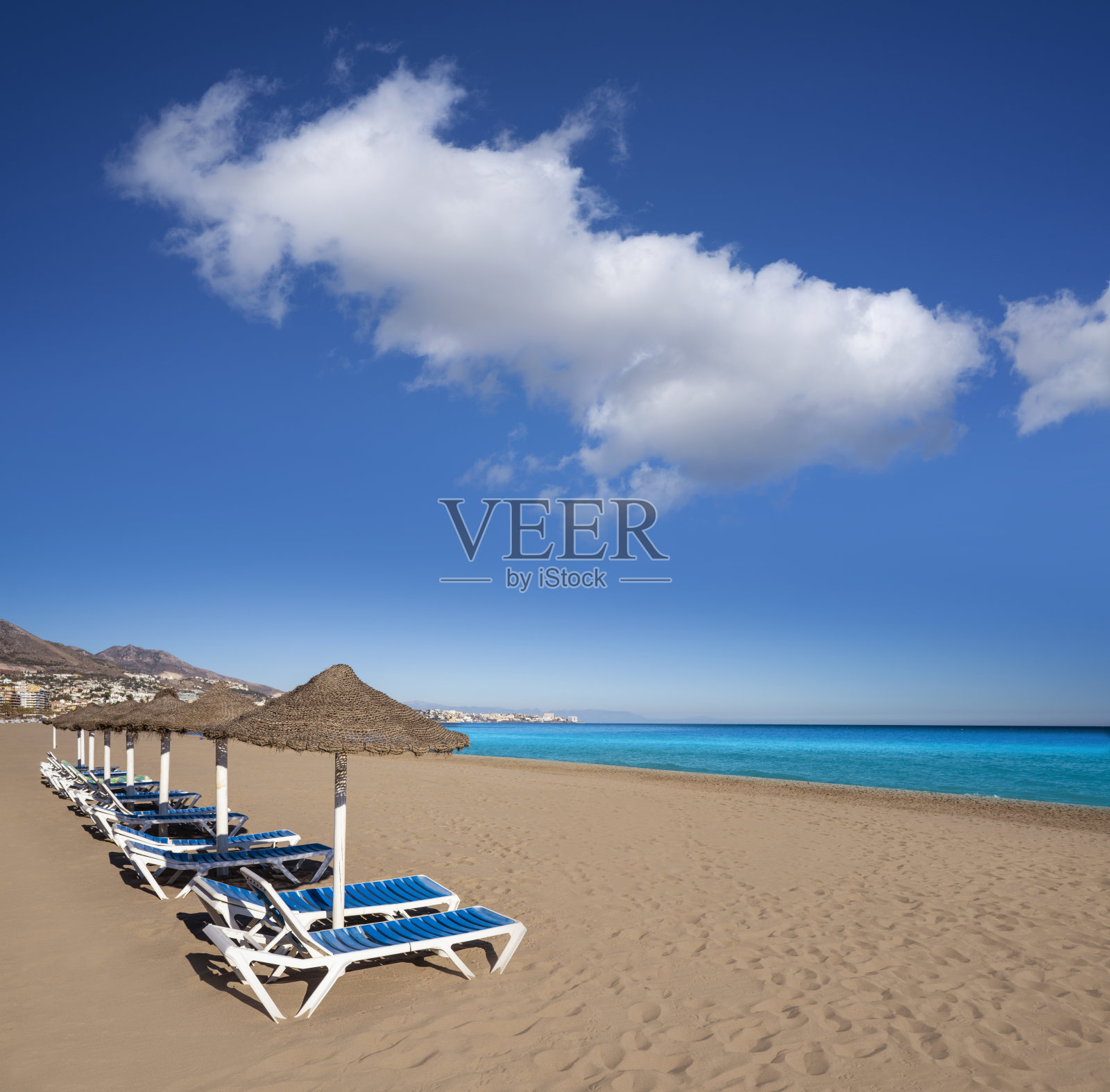 西班牙马拉加太阳海岸的富恩吉罗拉海滩照片摄影图片