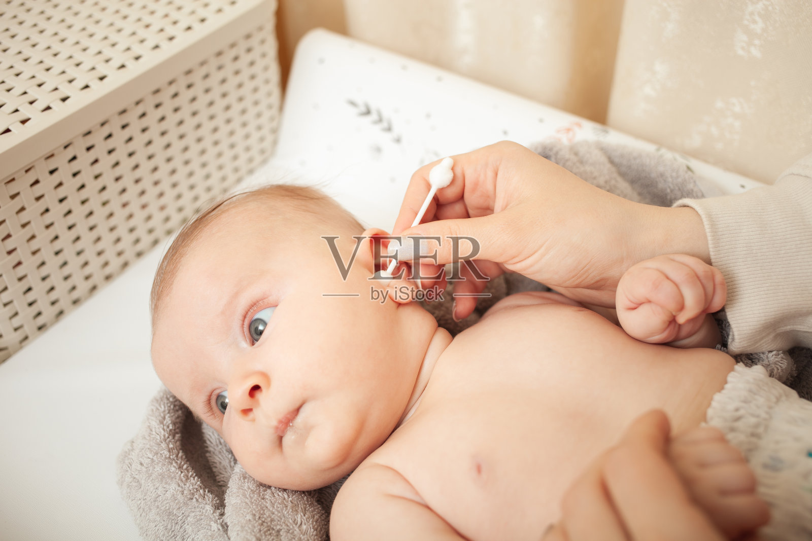 妈妈清洁孩子的耳朵，爱护爱护，爱护身体。照片摄影图片