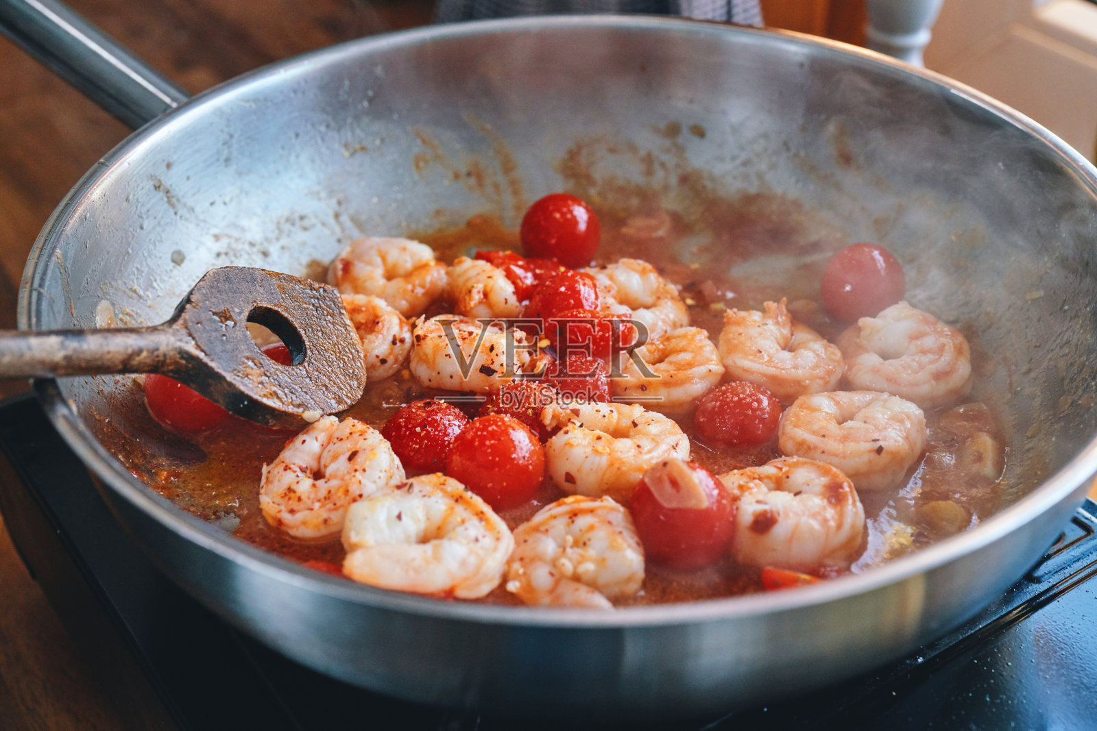 准备尼禄意大利面与虾和樱桃番茄照片摄影图片