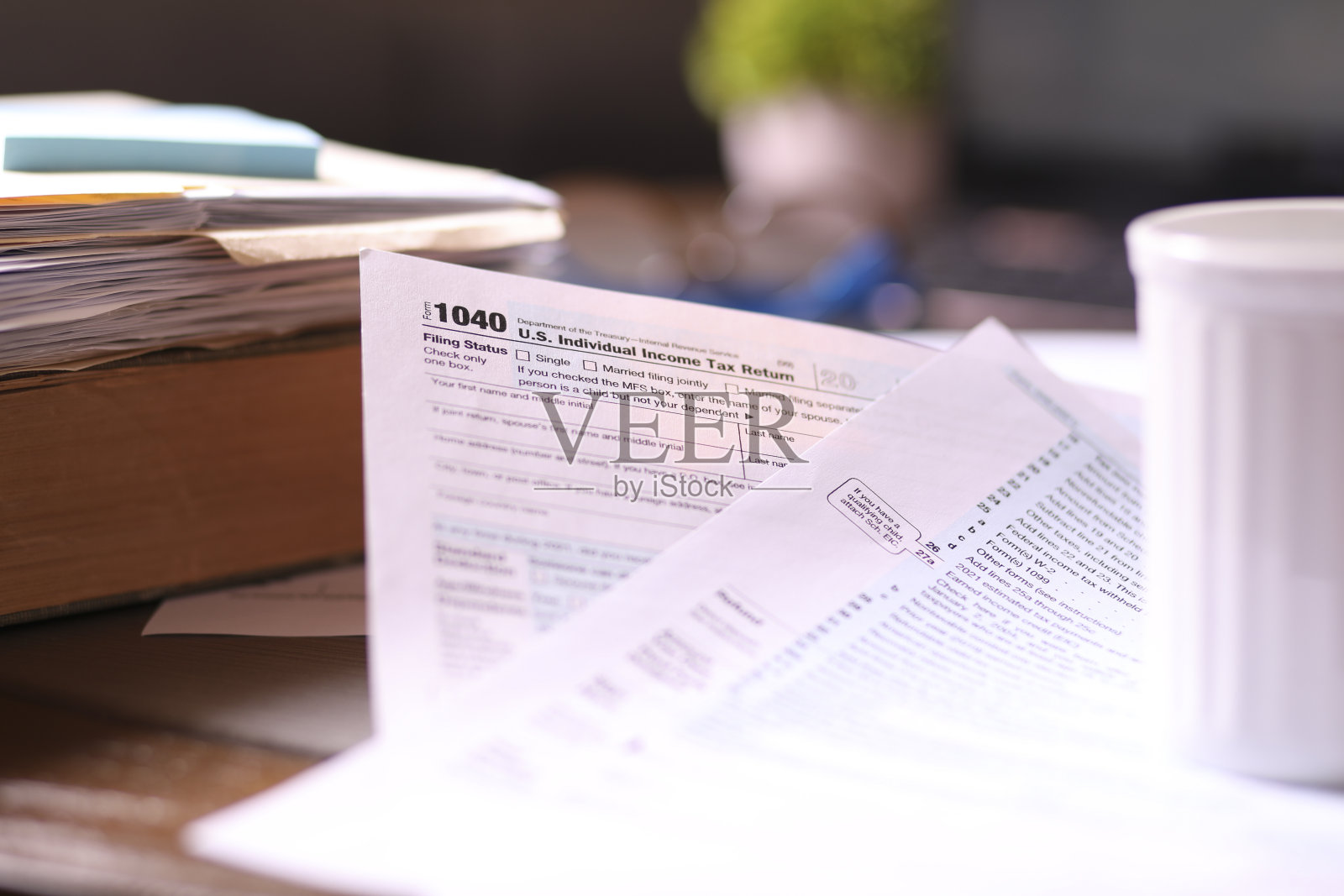 税务:美国所得税表及相关准备材料。照片摄影图片