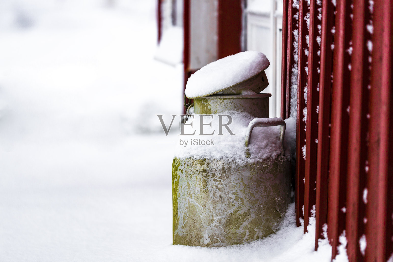 雪中的牛奶桶照片摄影图片