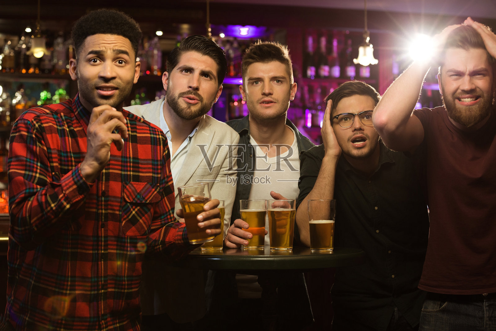 让正在观看体育比赛或足球比赛的男性朋友感到沮丧照片摄影图片