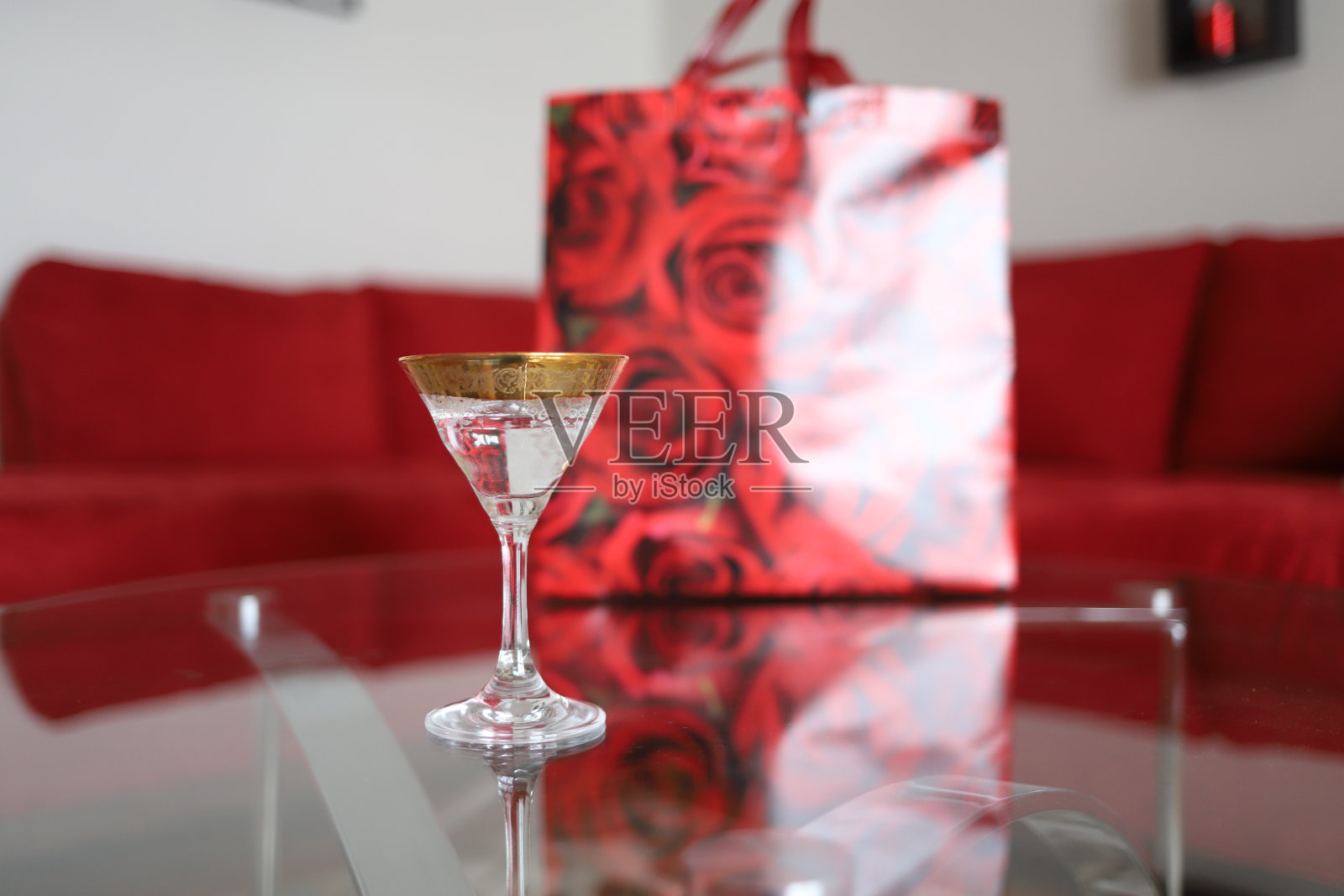 桌上放着马提尼酒杯照片摄影图片