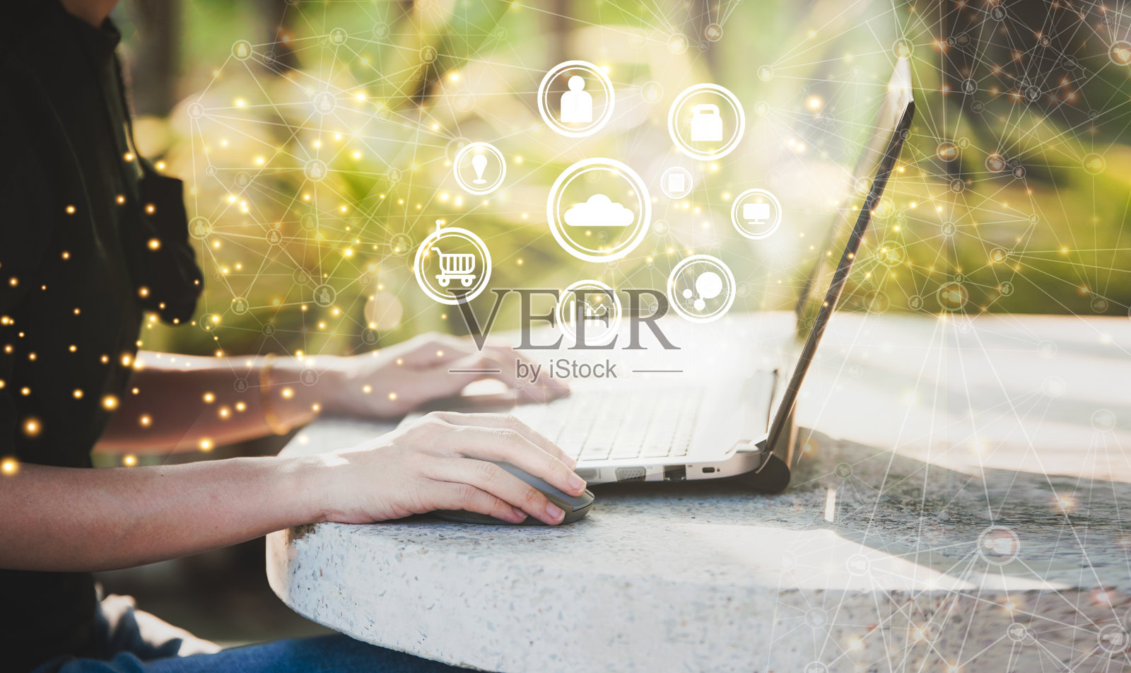 使用笔记本电脑的女性从事自由职业照片摄影图片