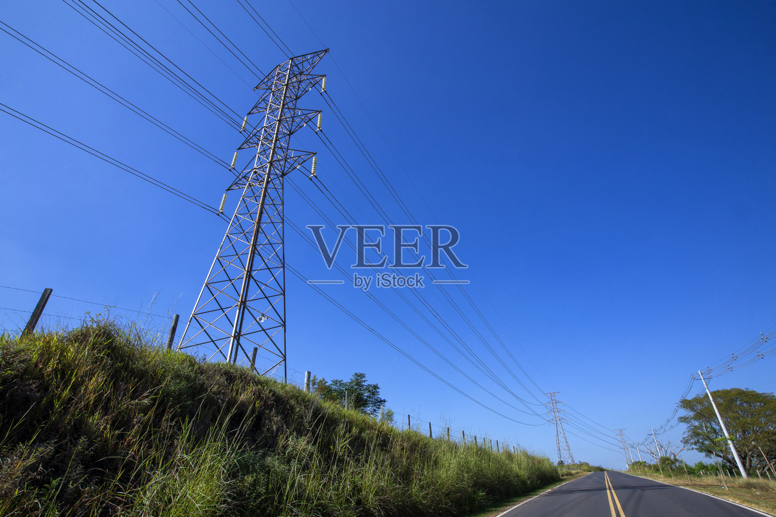 高速公路上的电力塔照片摄影图片