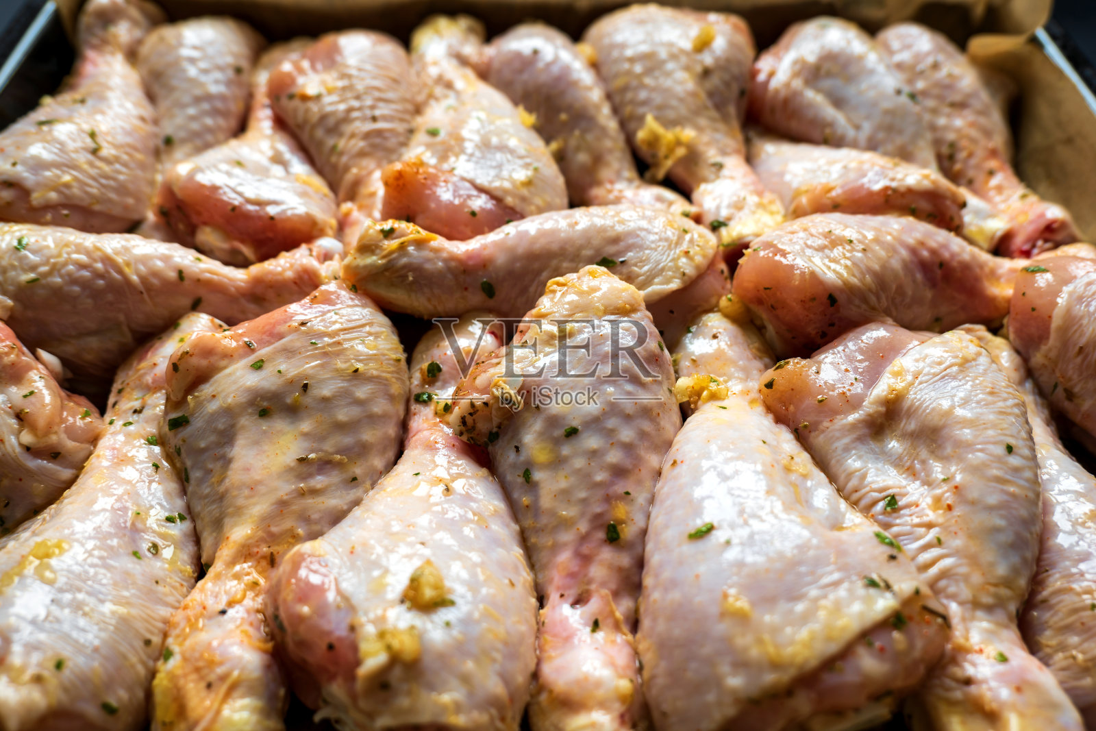 生鸡腿放在烤盘上准备烤箱照片摄影图片