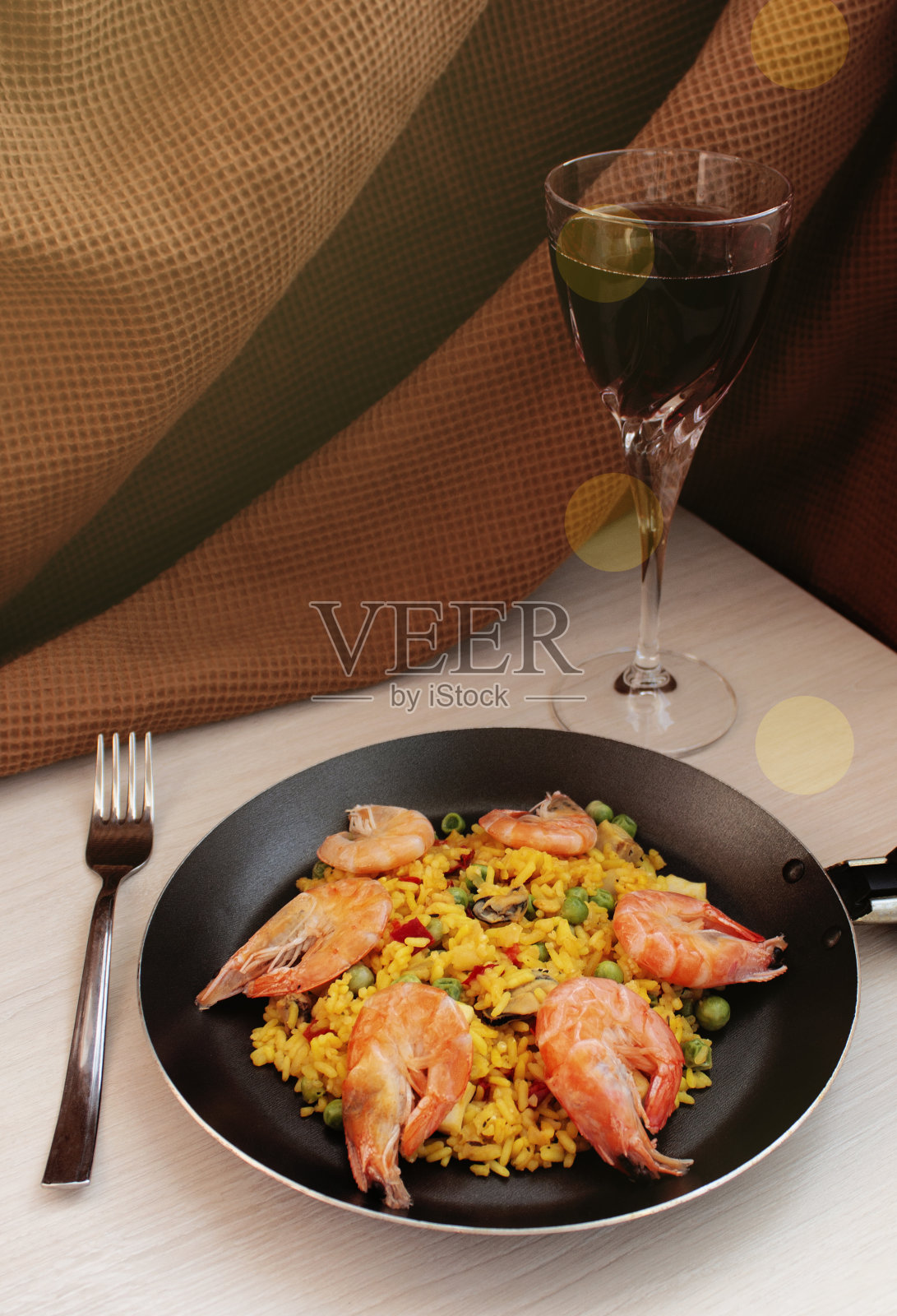 晚餐吃西班牙海鲜饭照片摄影图片