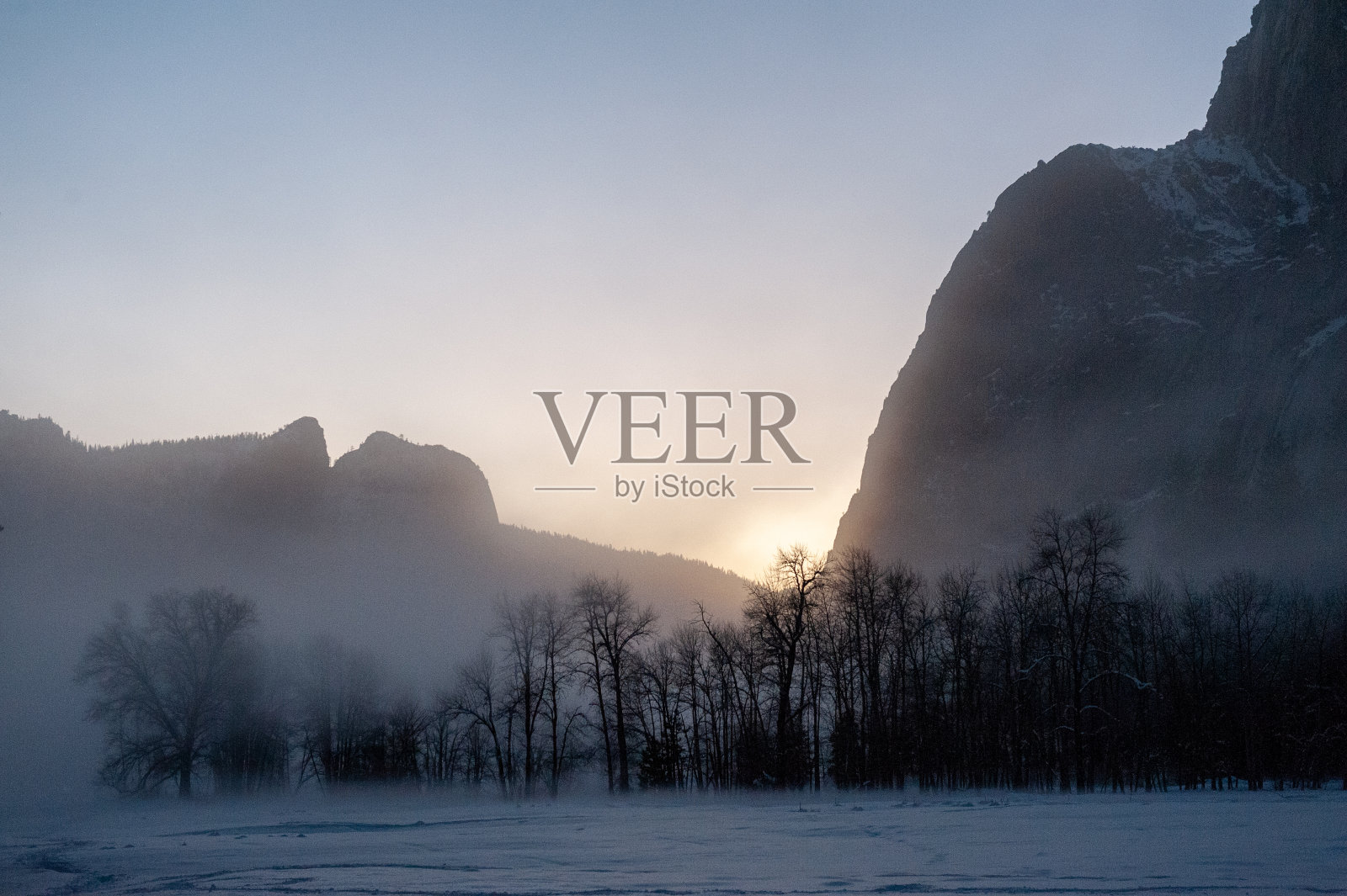 雾蒙蒙的冬夜在优山谷照片摄影图片