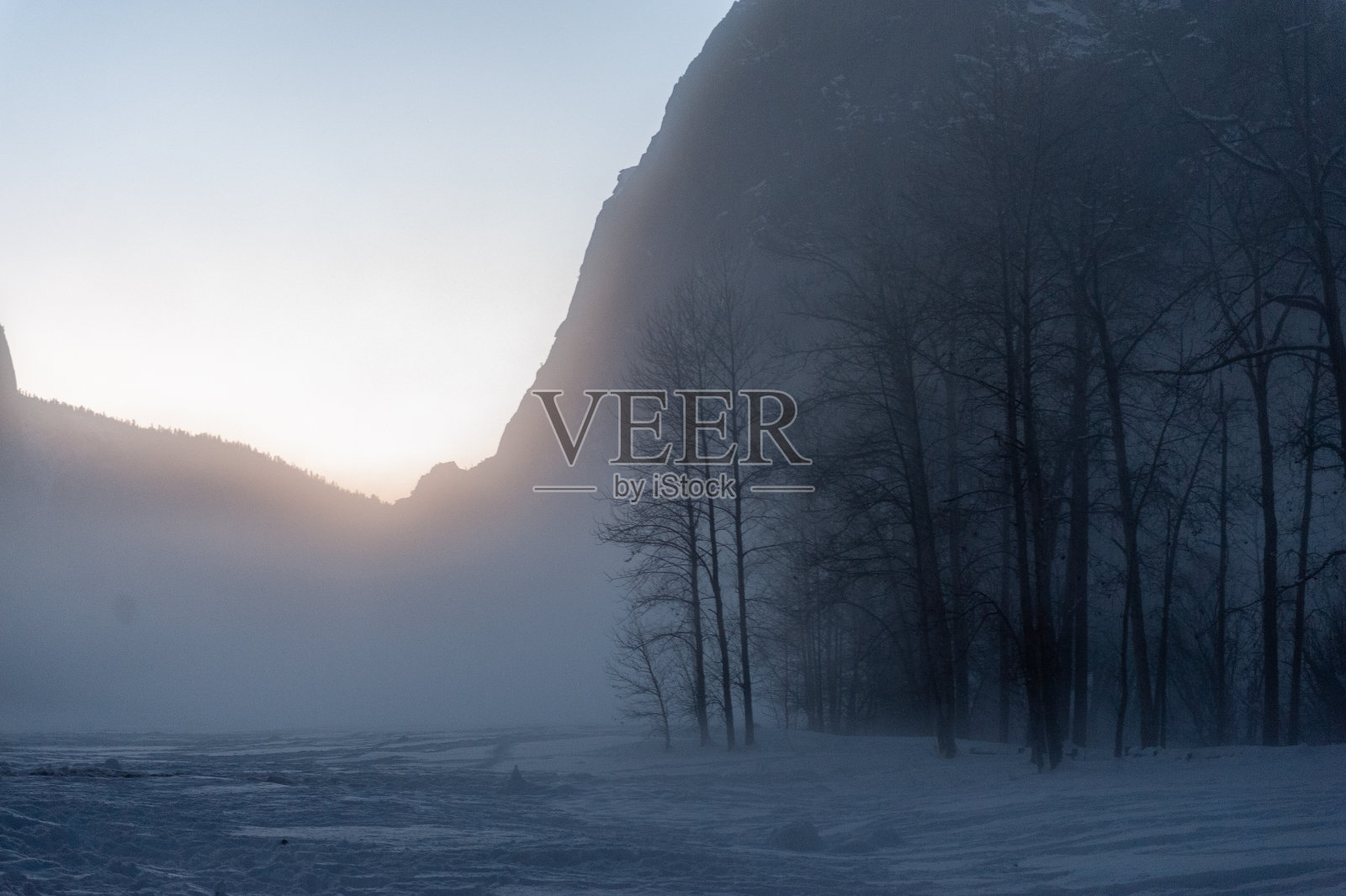 雾蒙蒙的冬夜在优山谷照片摄影图片