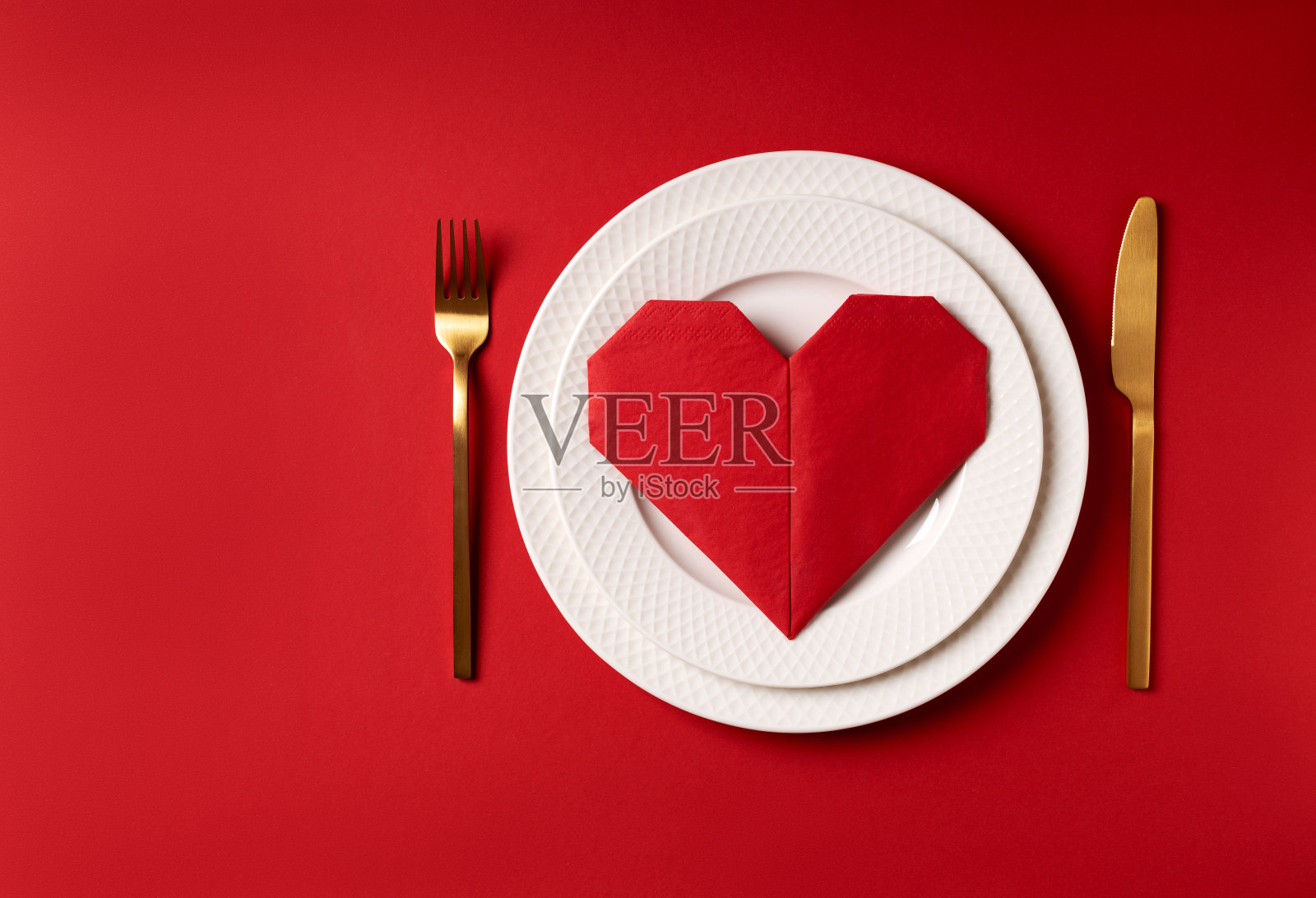 红色的餐巾，白色的盘子。照片摄影图片