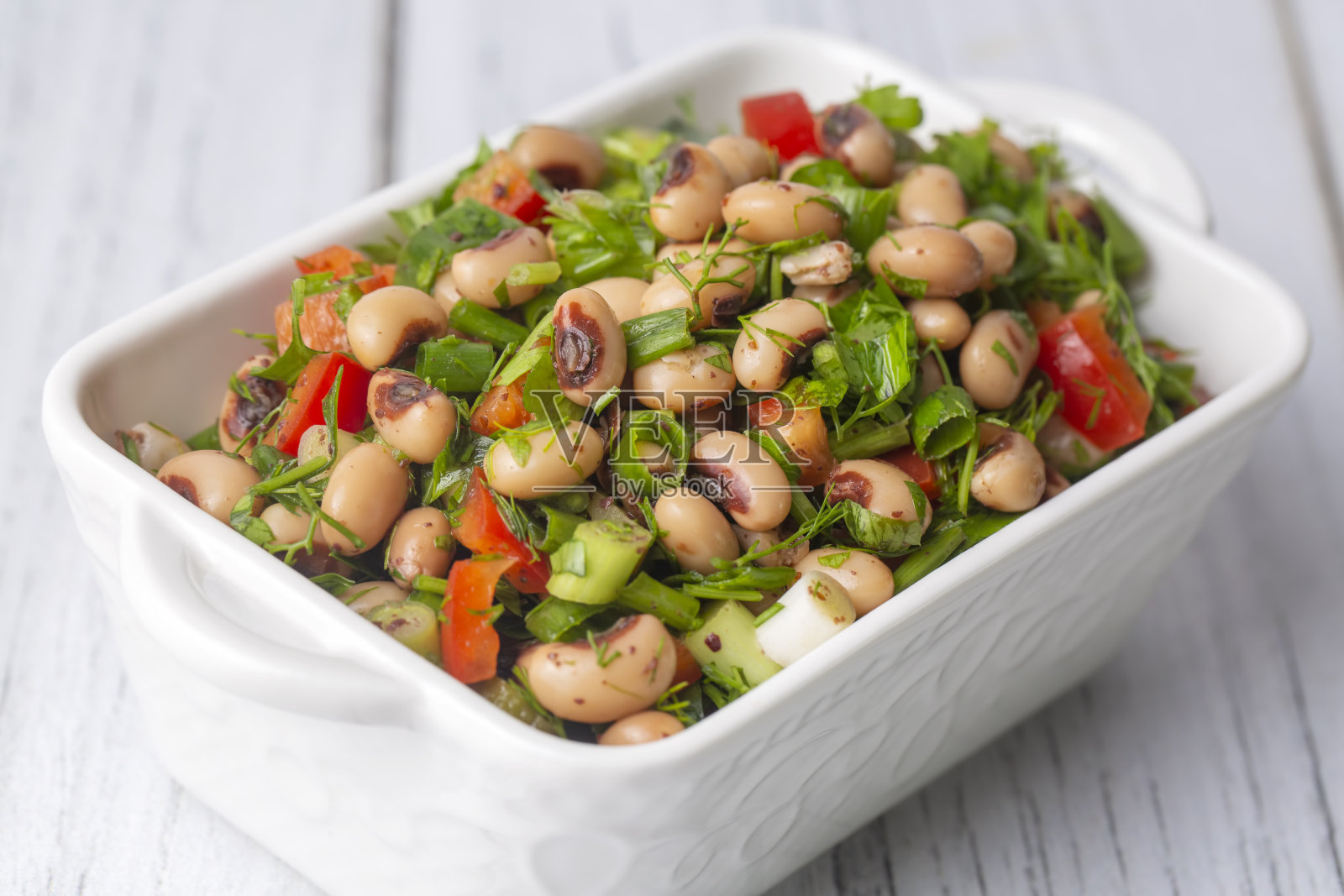 土耳其传统美食;干黑眼豌豆沙拉(土耳其名字;库鲁病borulce salatasi)照片摄影图片