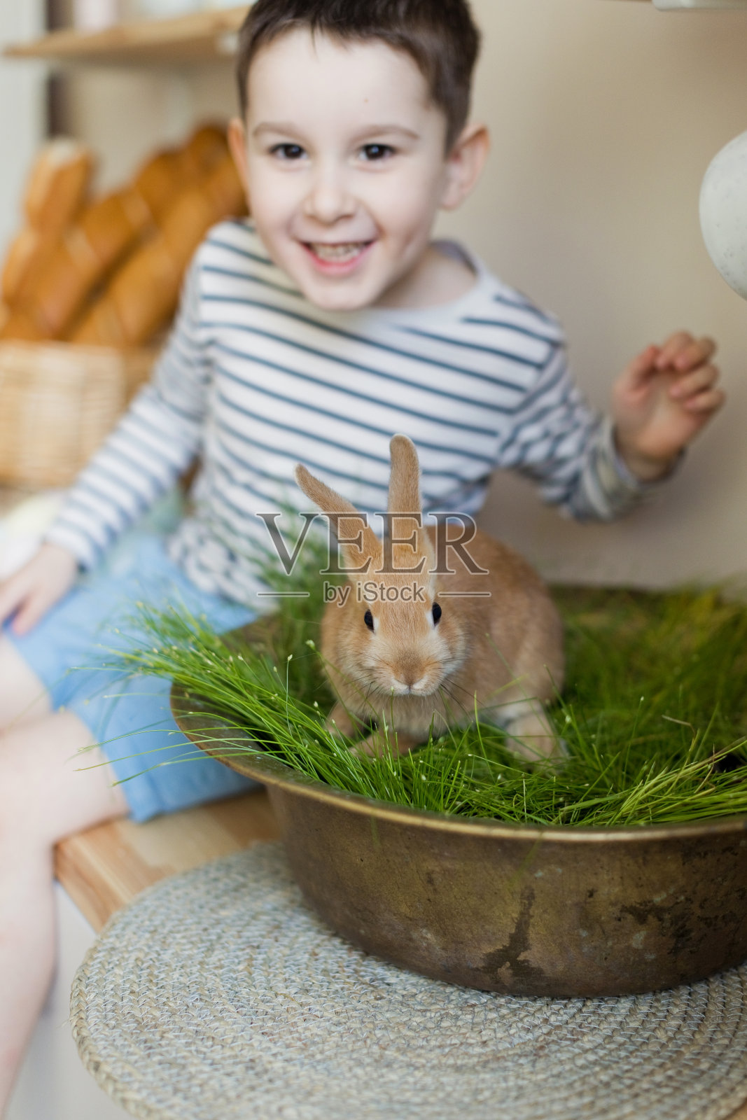 孩子的兔子和复活节装饰照片摄影图片