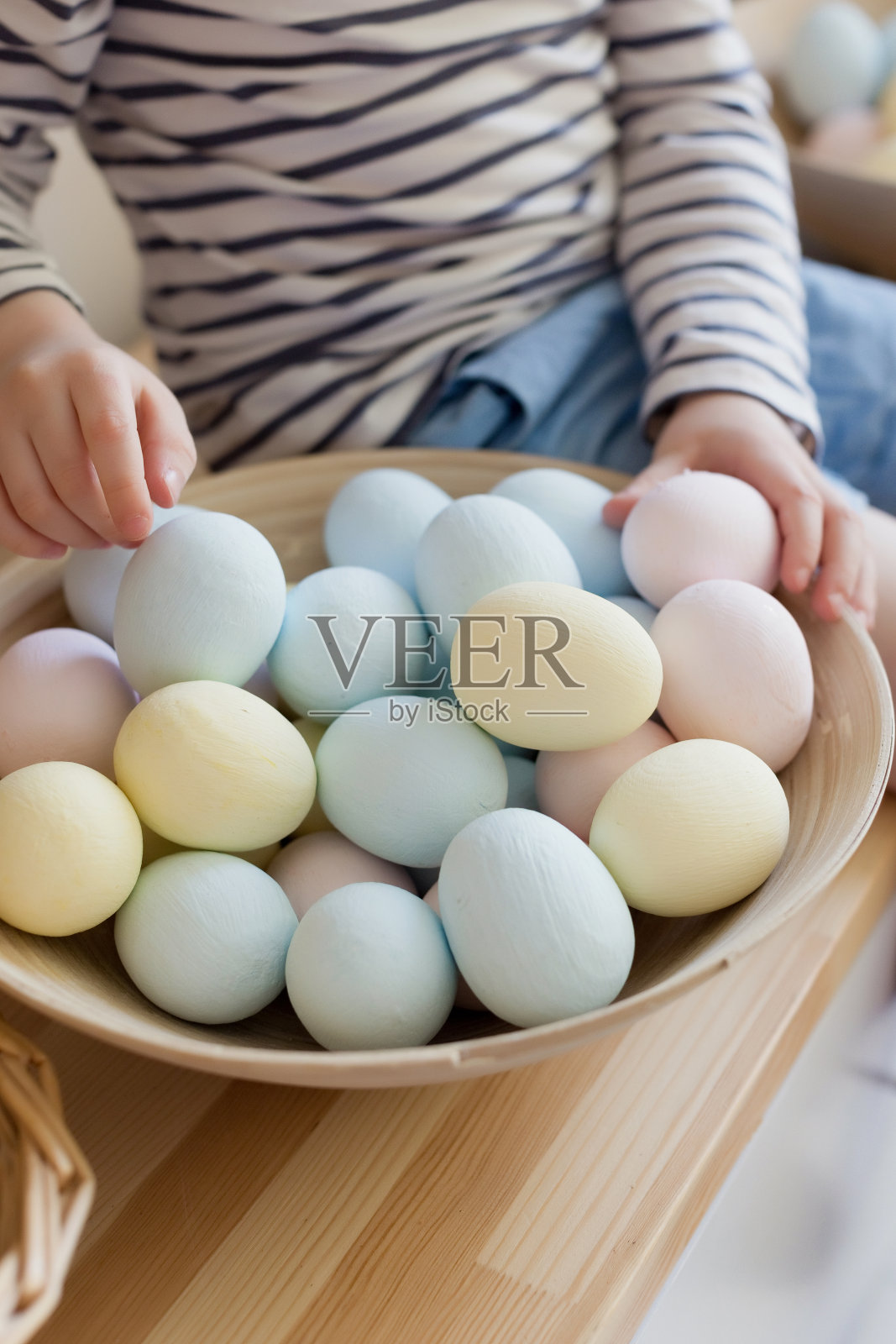木碗里的彩蛋照片摄影图片
