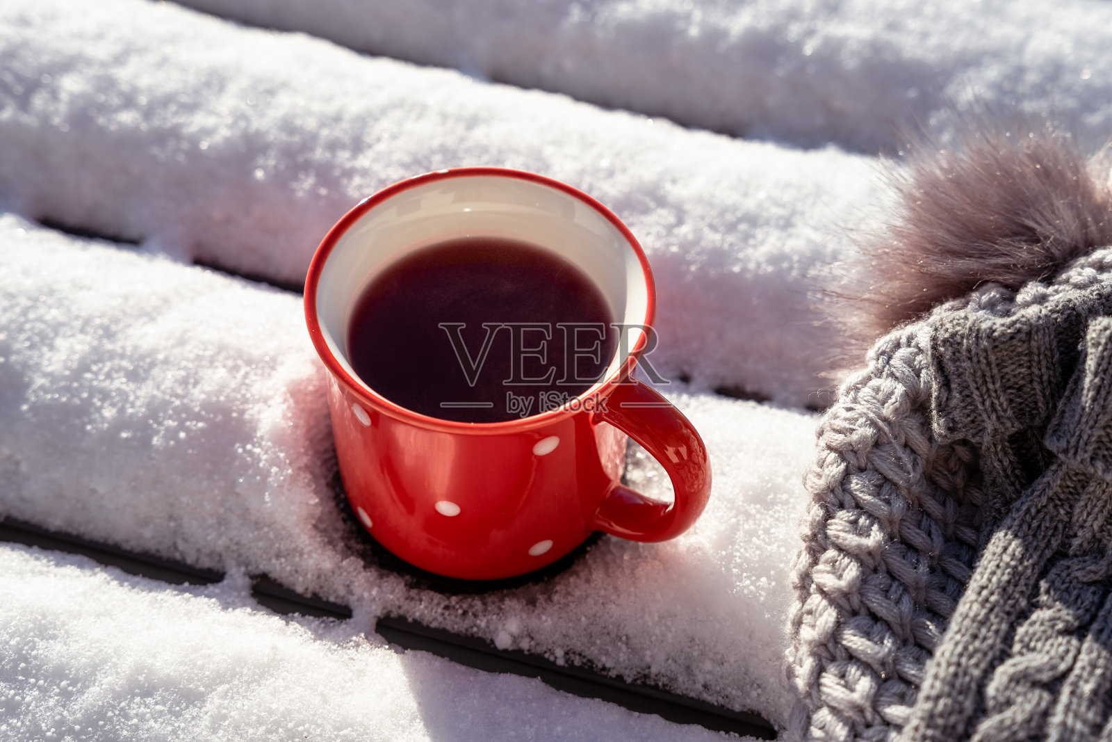 俯视图的一杯茶在雪中照片摄影图片