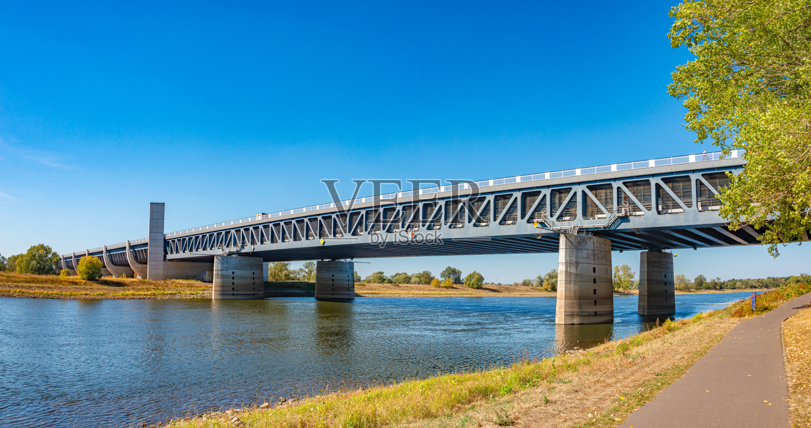 德国马格德堡，秋色缤纷，阳光明媚，蓝天碧水，马格德堡运河著名水桥全景。照片摄影图片