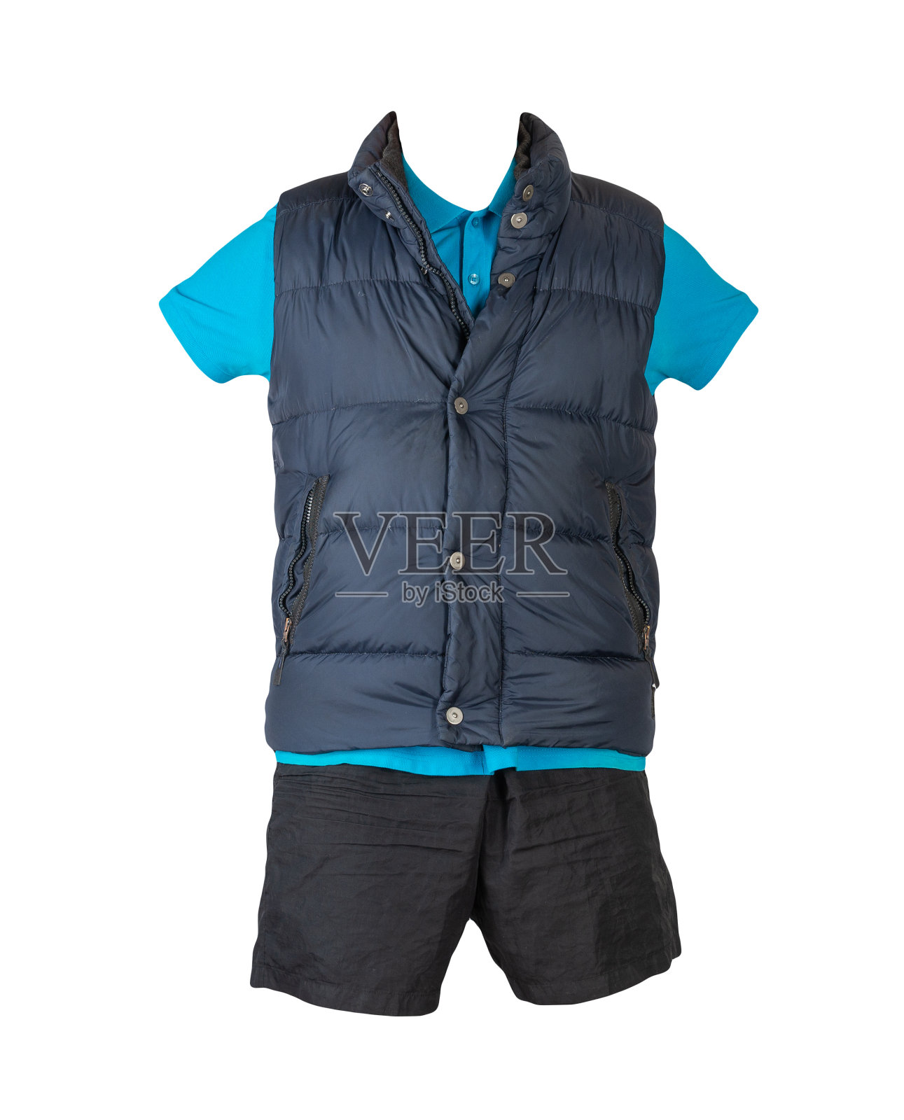 深蓝色无袖夹克，带扣领t恤，运动短裤，白色背景。适合凉爽天气穿的衣服照片摄影图片