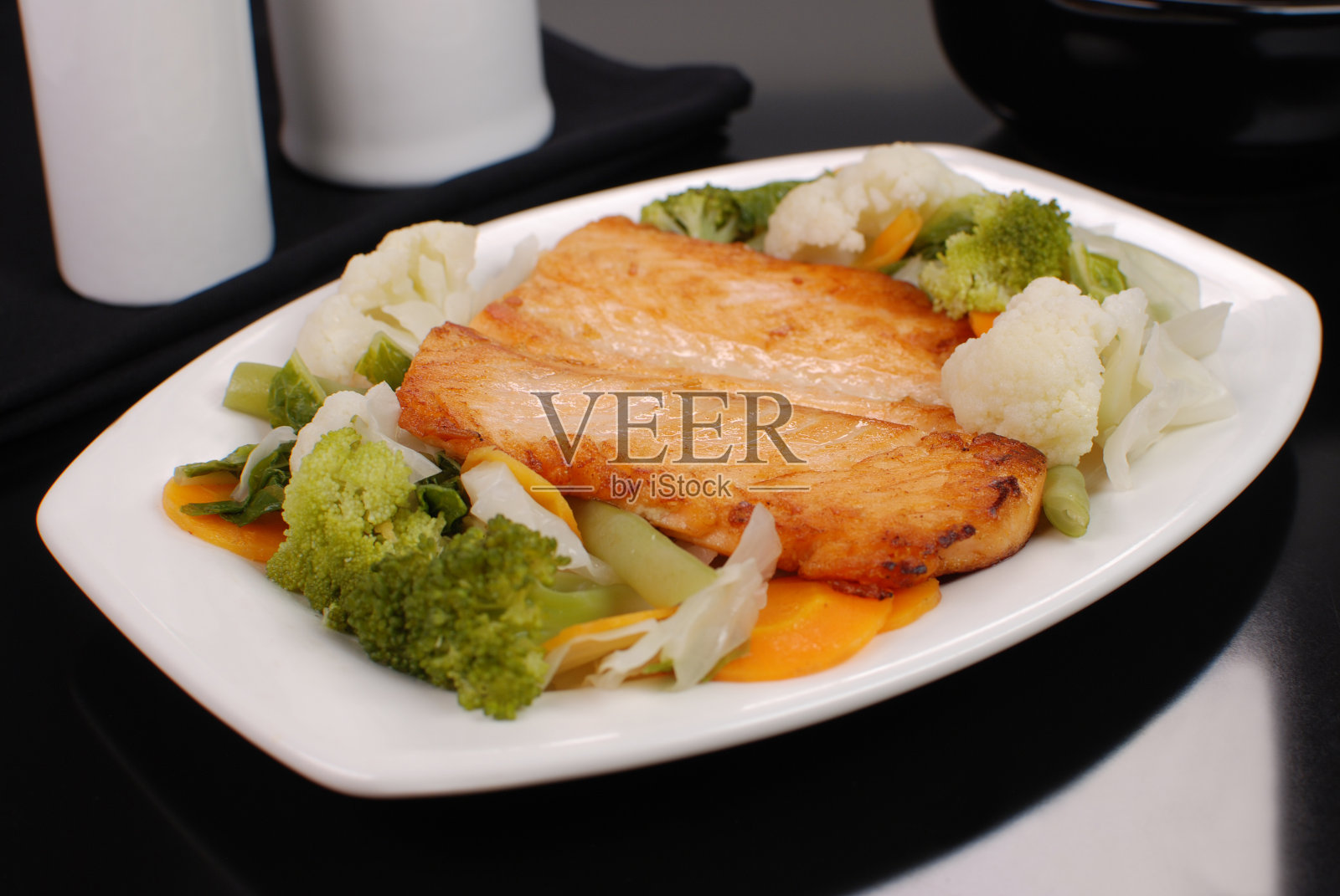 鲑鱼鱼铁板烧照片摄影图片