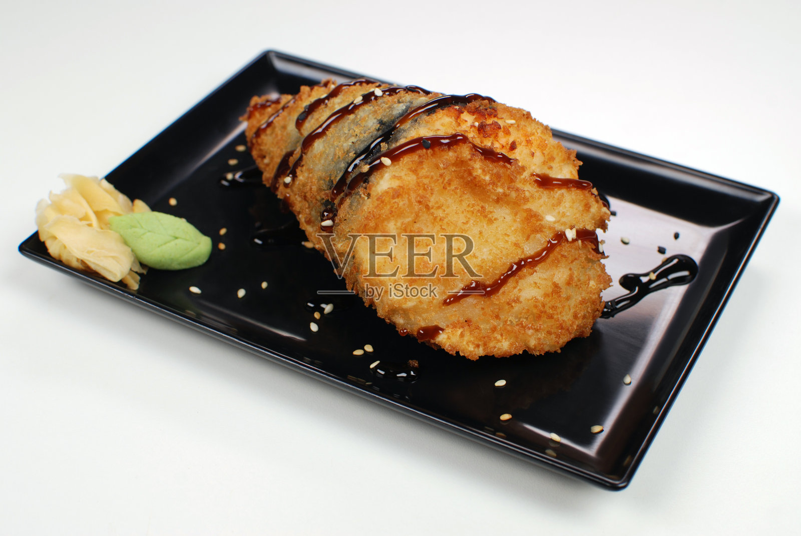 白色背景的油炸三文鱼照片摄影图片