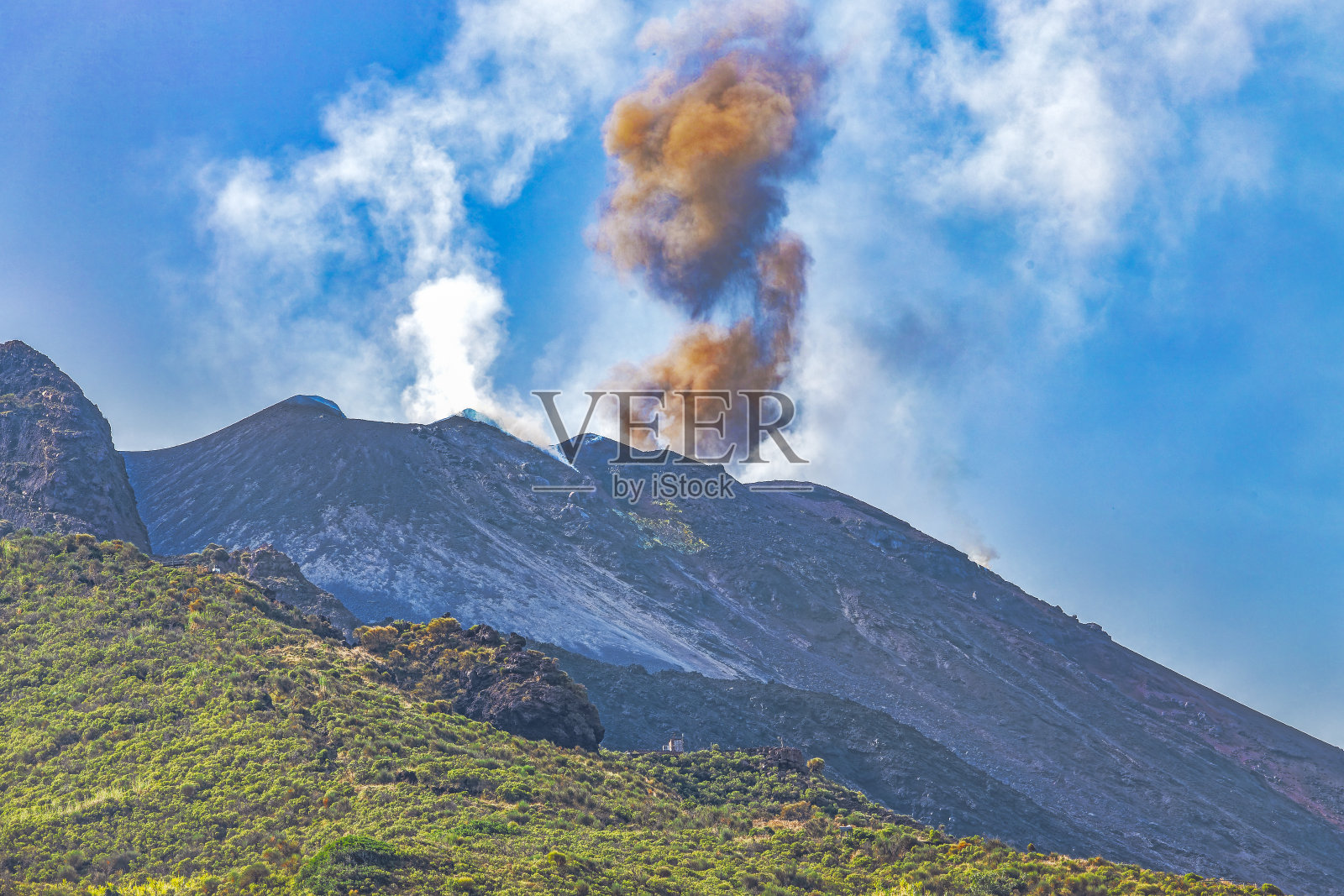 斯特龙博利火山与火之路在火山的西侧，在意大利西西里岛有不断活跃的火山口照片摄影图片