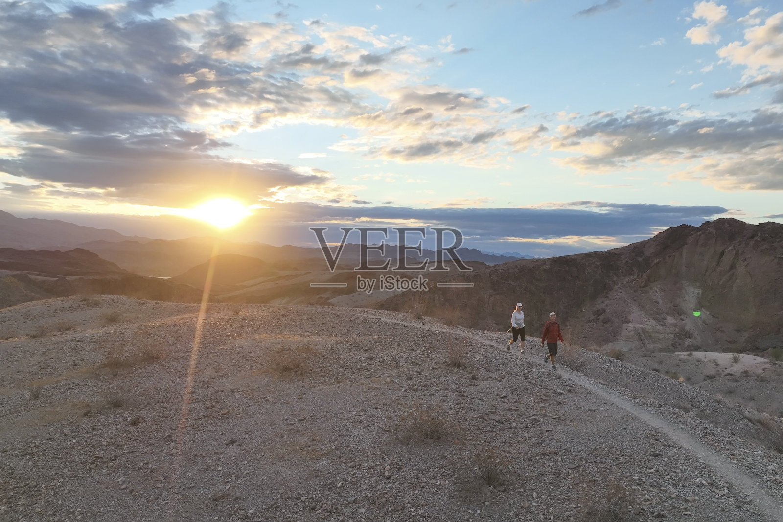 徒步旅行的夫妇沿着沙漠小径照片摄影图片