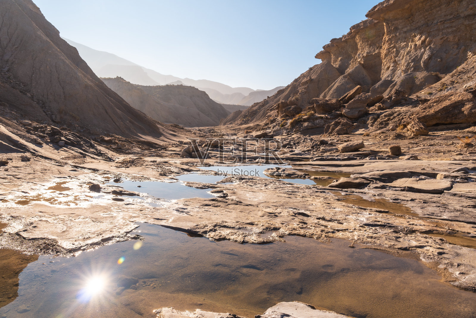 在塔伯纳斯沙漠徒步旅行的Travertino瀑布和Rambla de Otero沙漠中的水，Almería省，安达卢西亚照片摄影图片