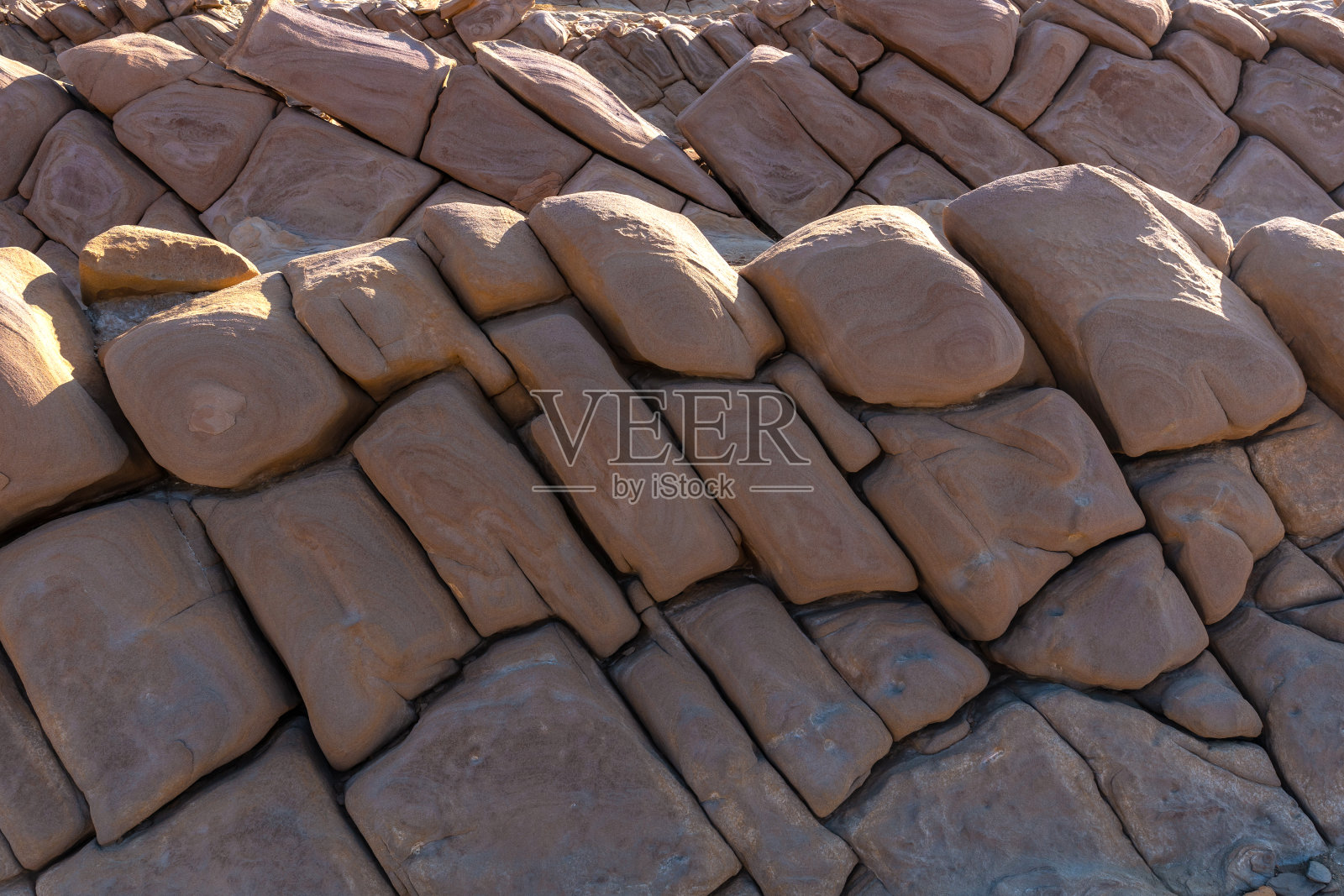 在塔伯纳斯的沙漠中，Almería省，安达卢西亚的Colas de Dragon的石头形状的细节。沙漠徒步旅行，生活方式照片摄影图片