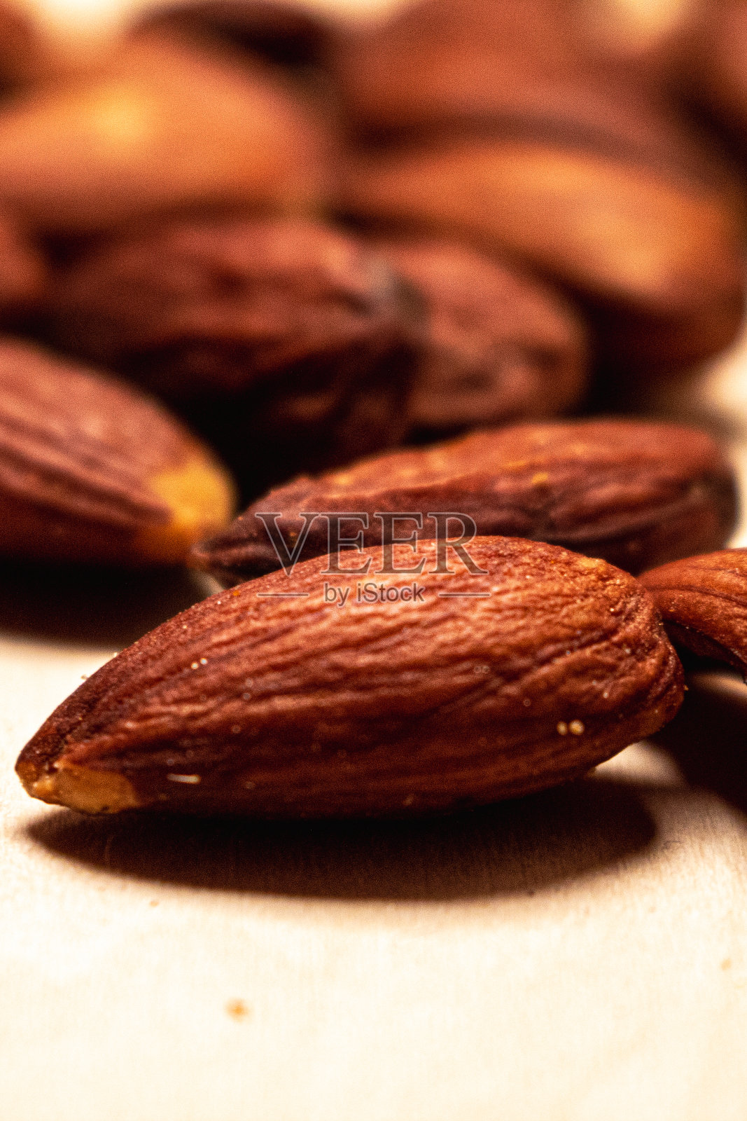 咸干杏仁健康食品坚果吃聚焦特写社交媒体垂直显示照片摄影图片