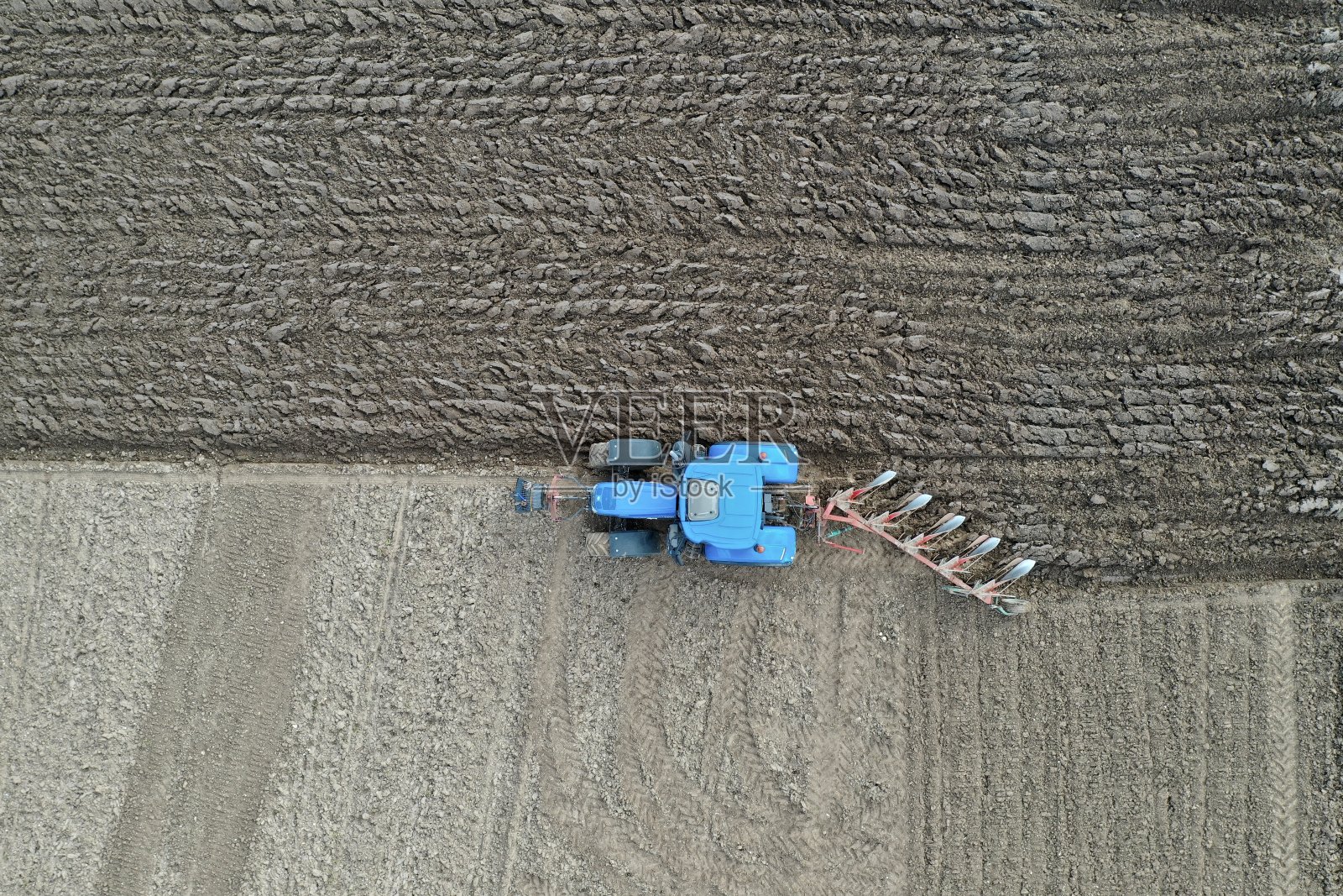 拖拉机耕地照片摄影图片