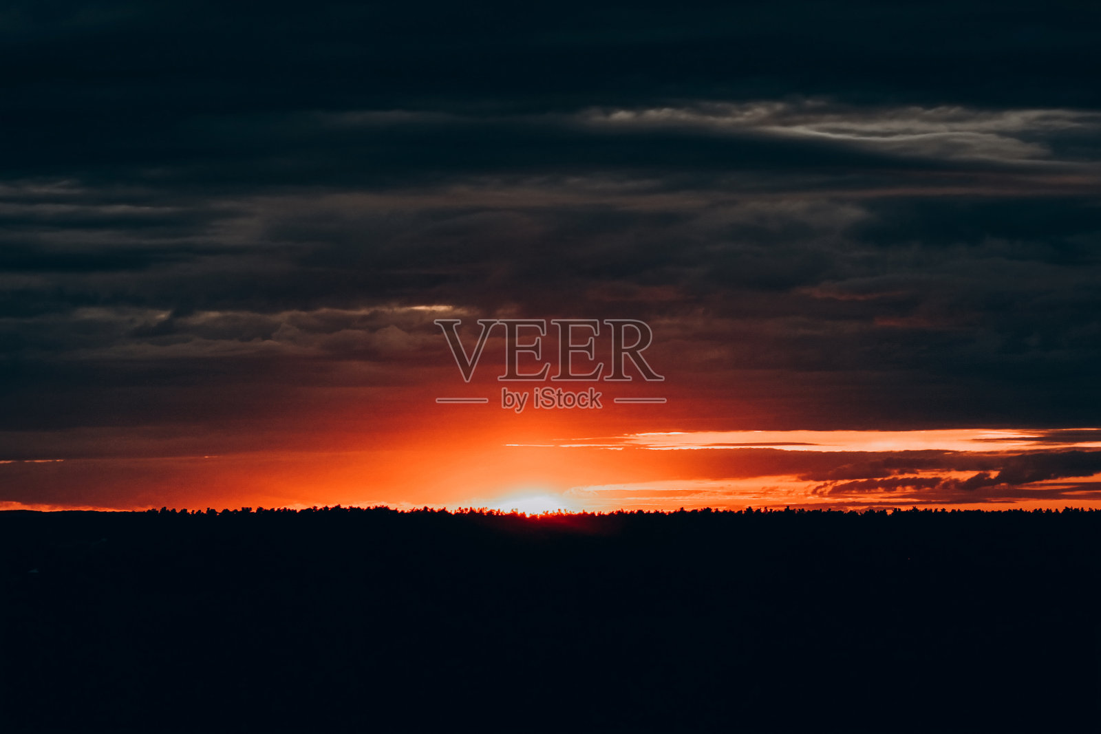 美丽的夜晚日落。红色的天空”n照片摄影图片