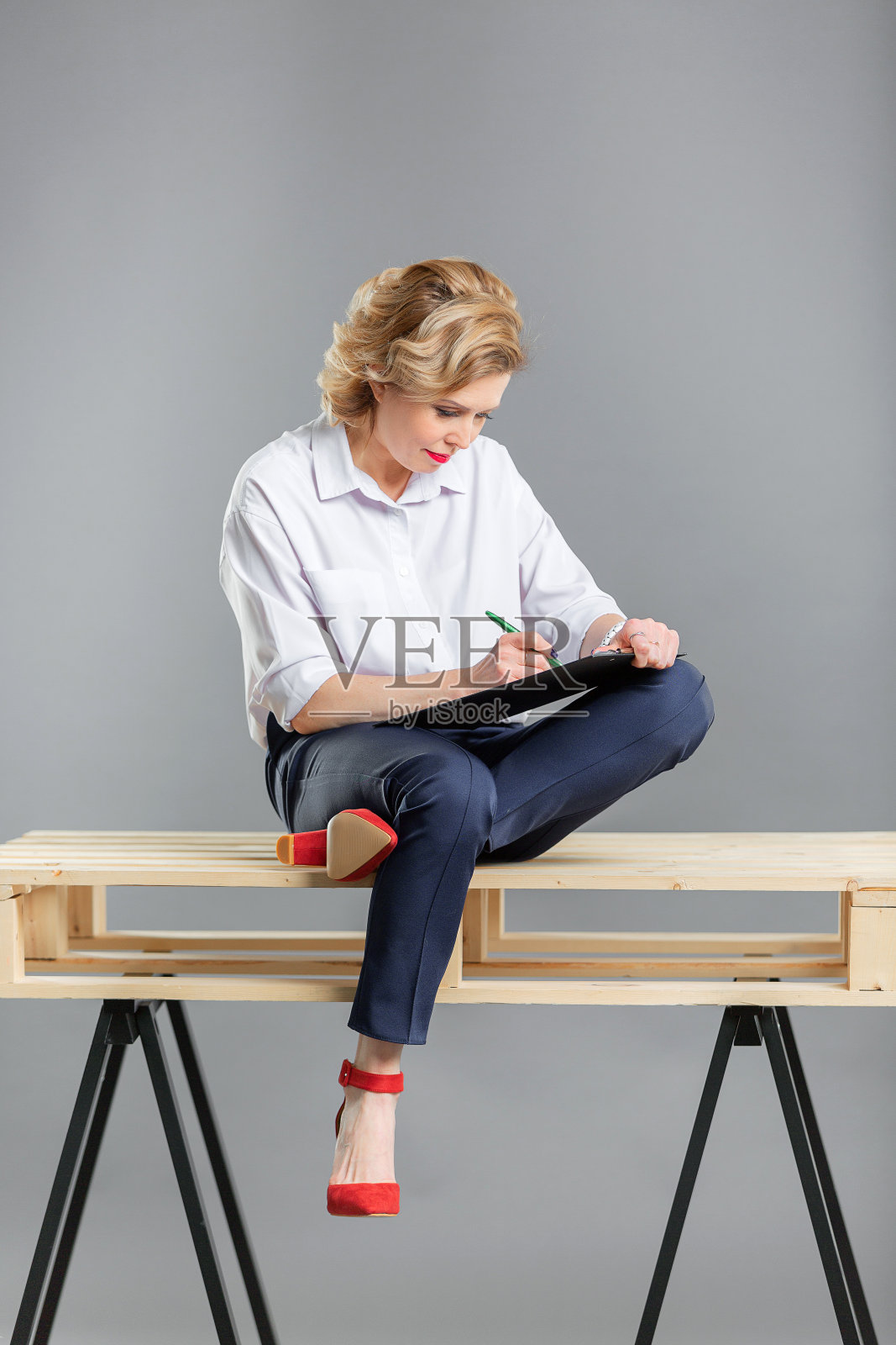 远程办公女经理照片摄影图片