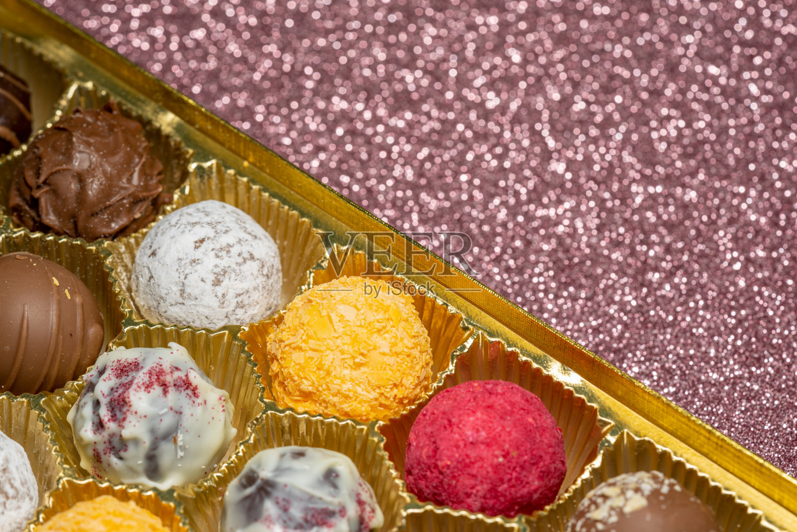 金色盒子里的圆形巧克力照片摄影图片