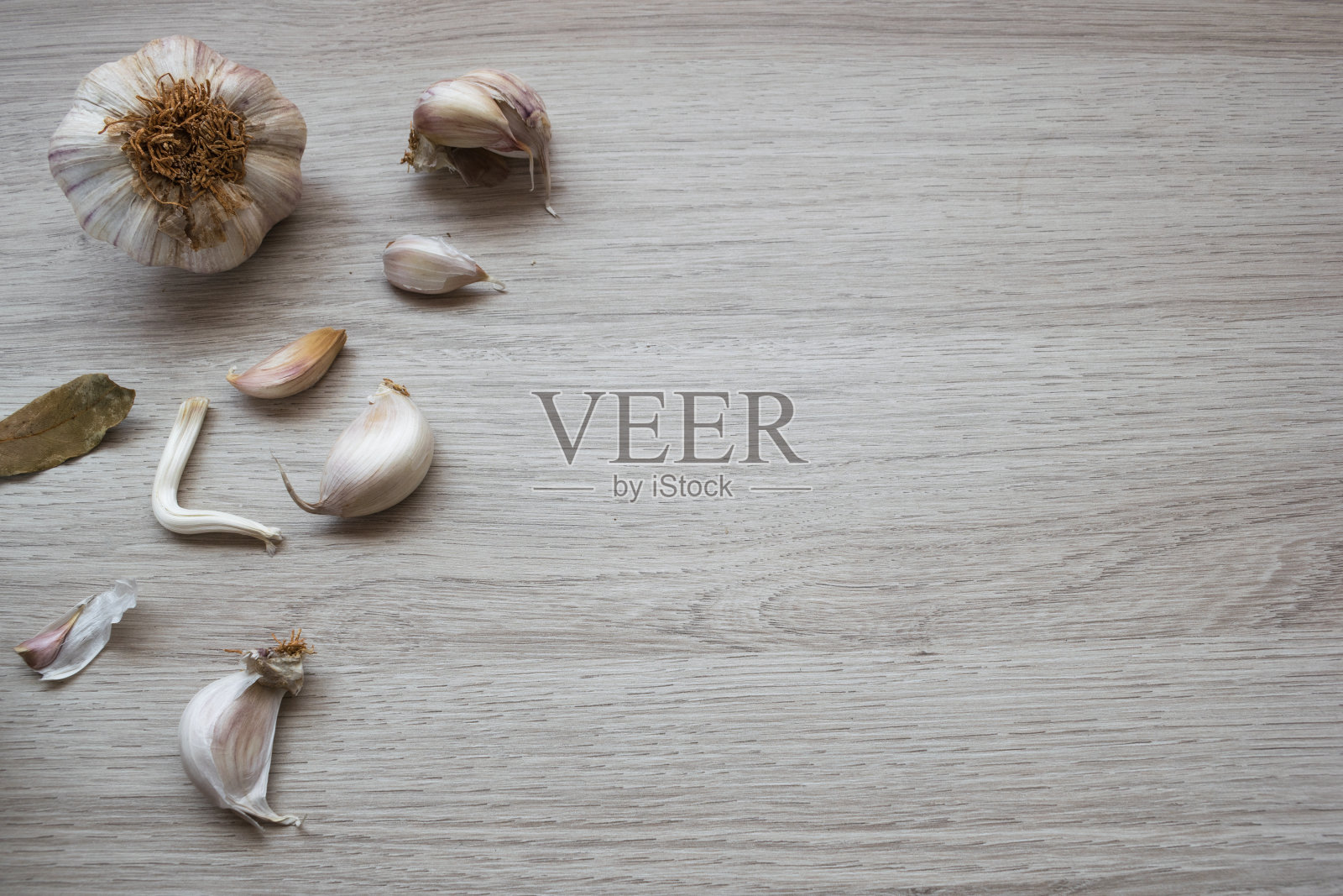 头部和蒜瓣在图像的左边与文字的空间照片摄影图片