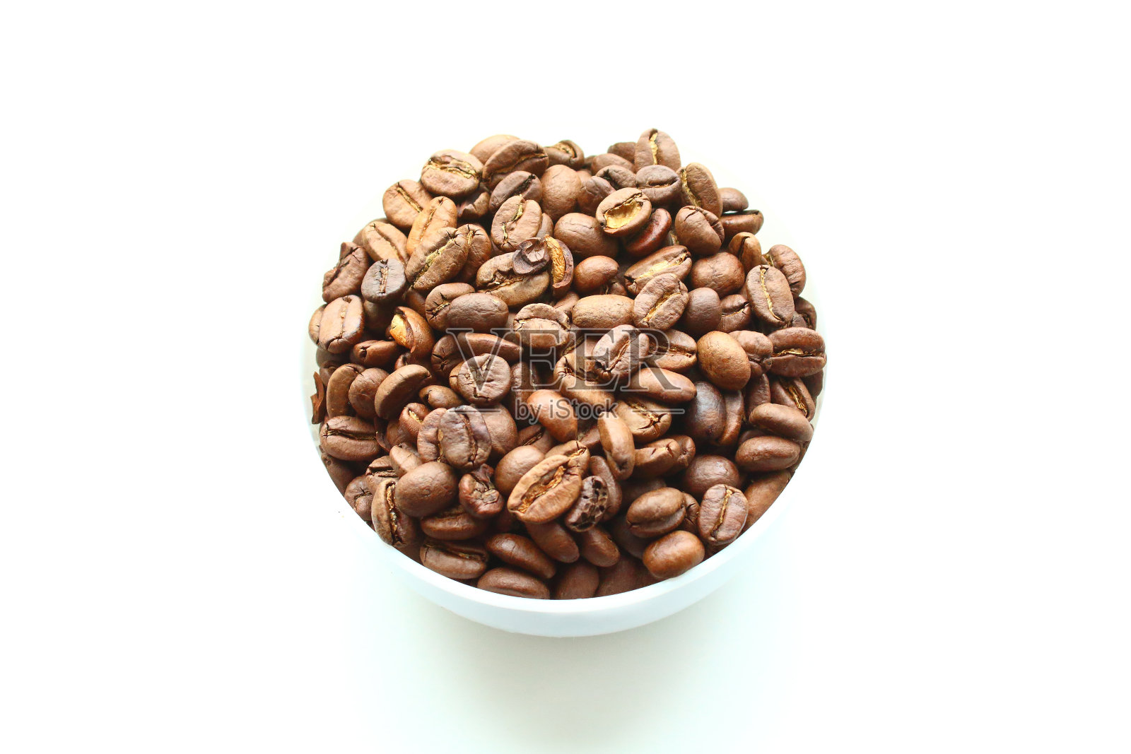 用阿拉比卡咖啡豆在碗中烘焙而成。孤立的白色背景。特写镜头。照片摄影图片